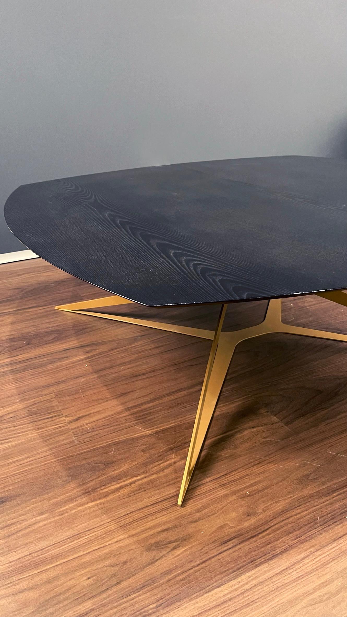 Mesa de centro cuadrada moderna Madera de roble negro brillante Acero lacado dorado Metal en venta