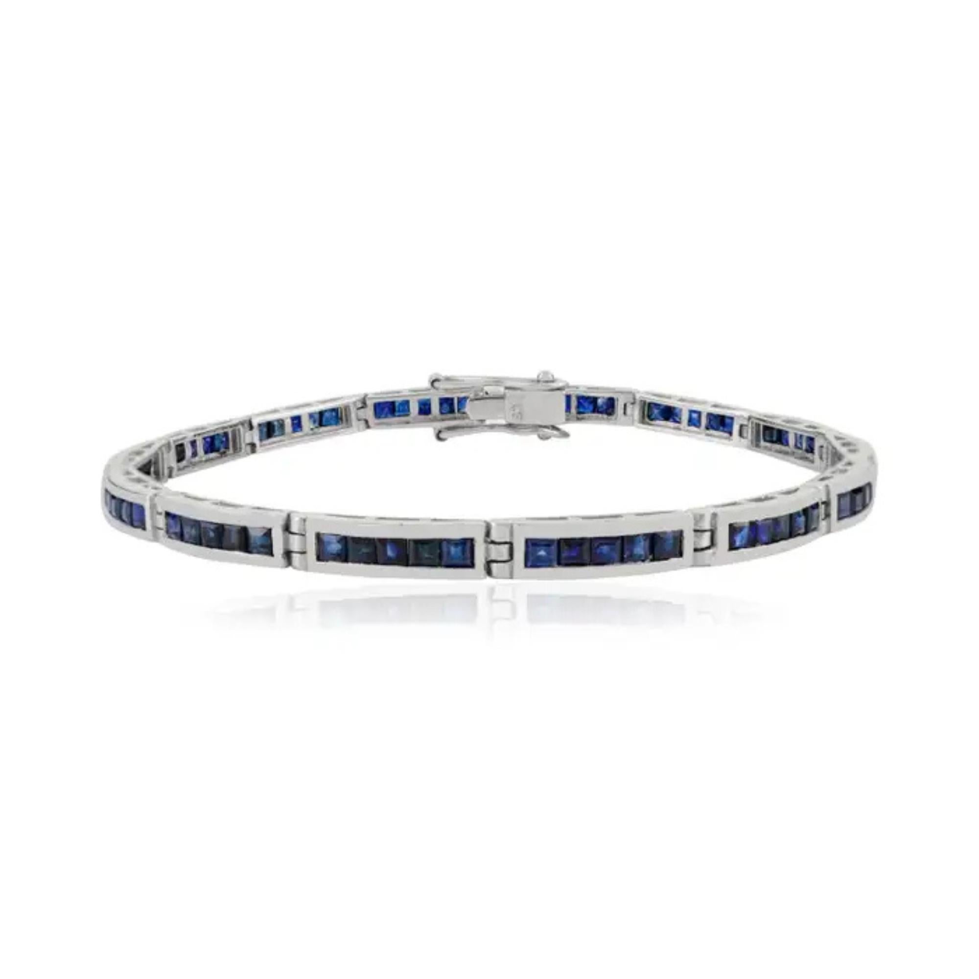 Questo lussuoso braccialetto tennis in argento massiccio 925 con zaffiro blu intenso da 4 carati presenta un'affascinante composizione di gemme di zaffiro blu naturale. Ogni zaffiro è tagliato con precisione in una forma quadrata di 2x2 mm; questo