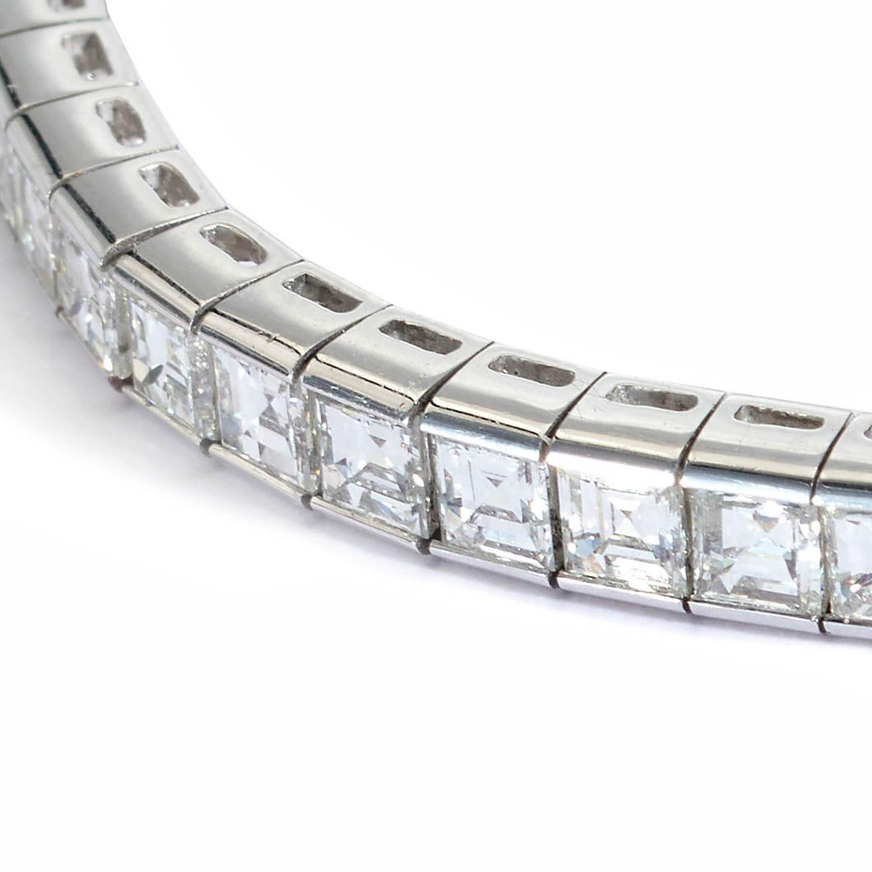 Ein modernes Diamant-Tennisarmband, bestehend aus einer einzigen Reihe von Diamanten im Quadratschliff mit einem Gesamtgewicht von 11,16 Karat in Kanalfassung, montiert in Platin.
