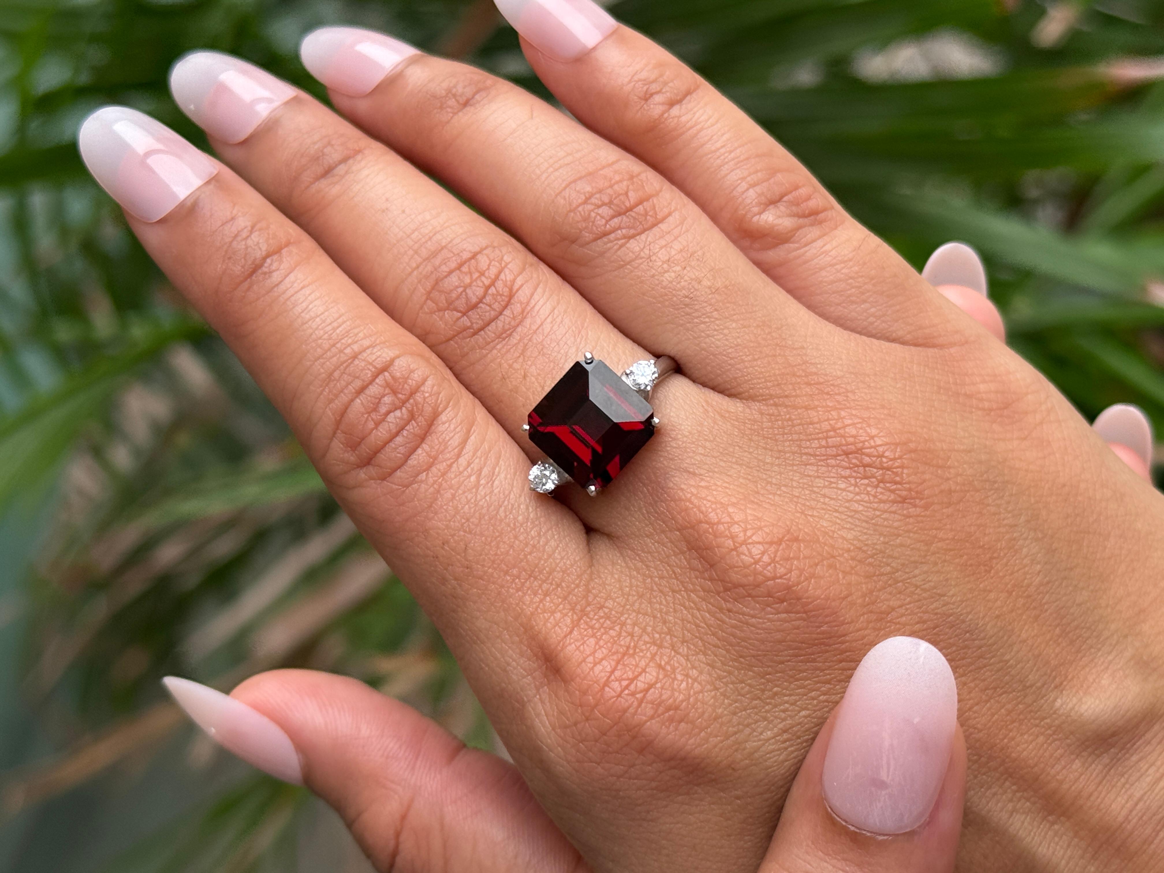 in vendita:  Anello moderno a tre pietre di granato con taglio quadrato per un regalo di San Valentino in argento sterling 10