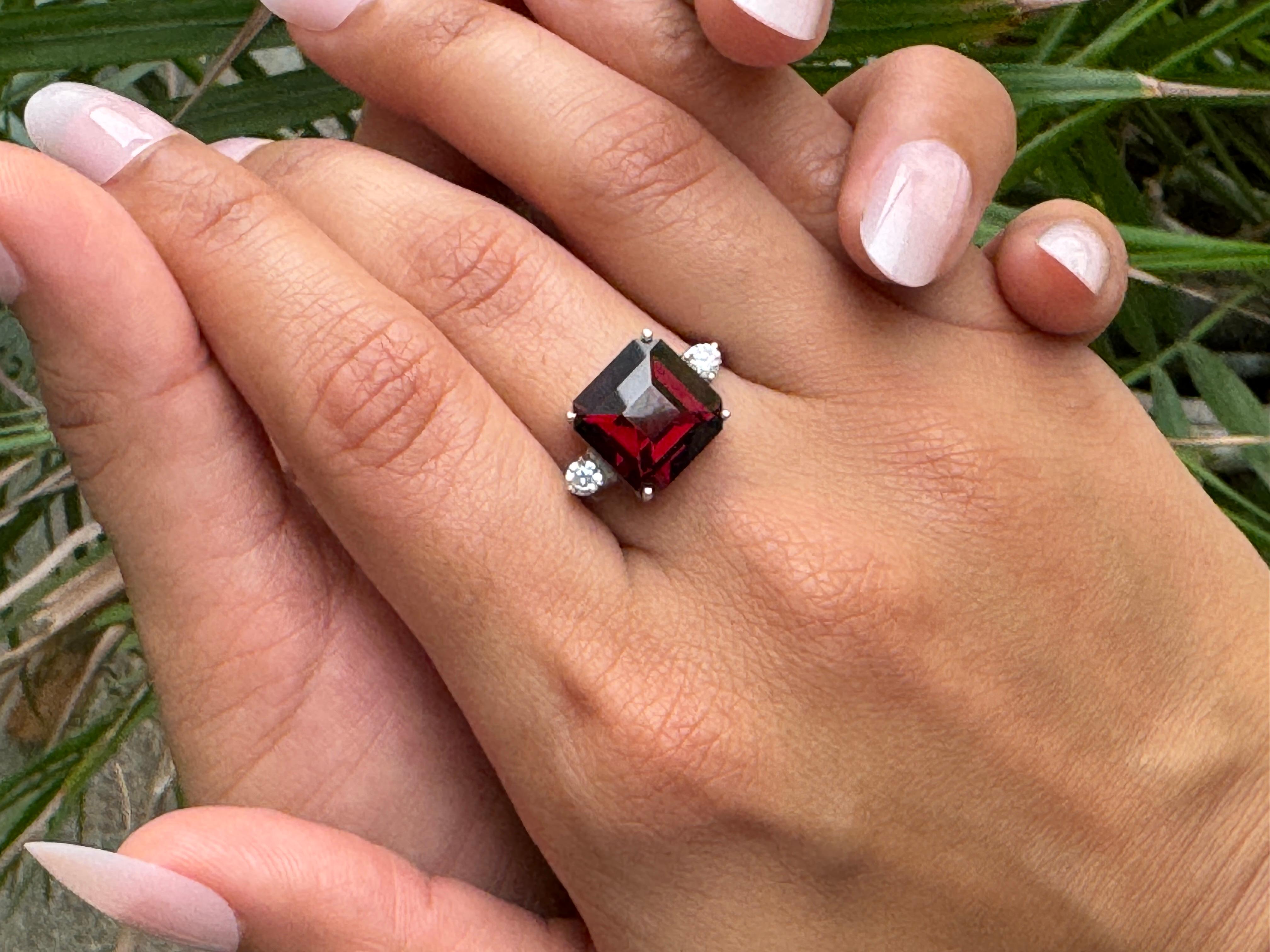 in vendita:  Anello moderno a tre pietre di granato con taglio quadrato per un regalo di San Valentino in argento sterling 4