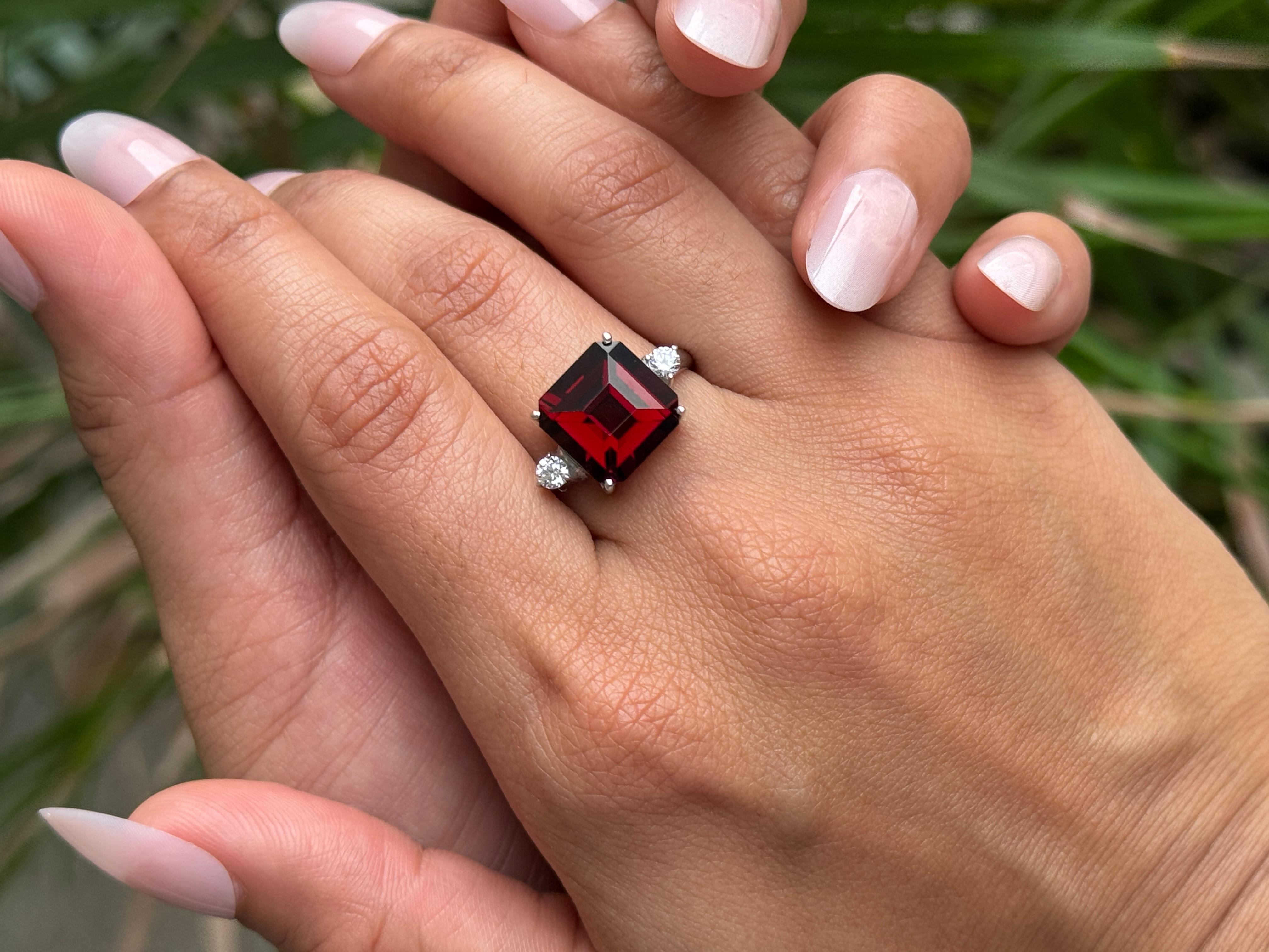 in vendita:  Anello moderno a tre pietre di granato con taglio quadrato per un regalo di San Valentino in argento sterling 6
