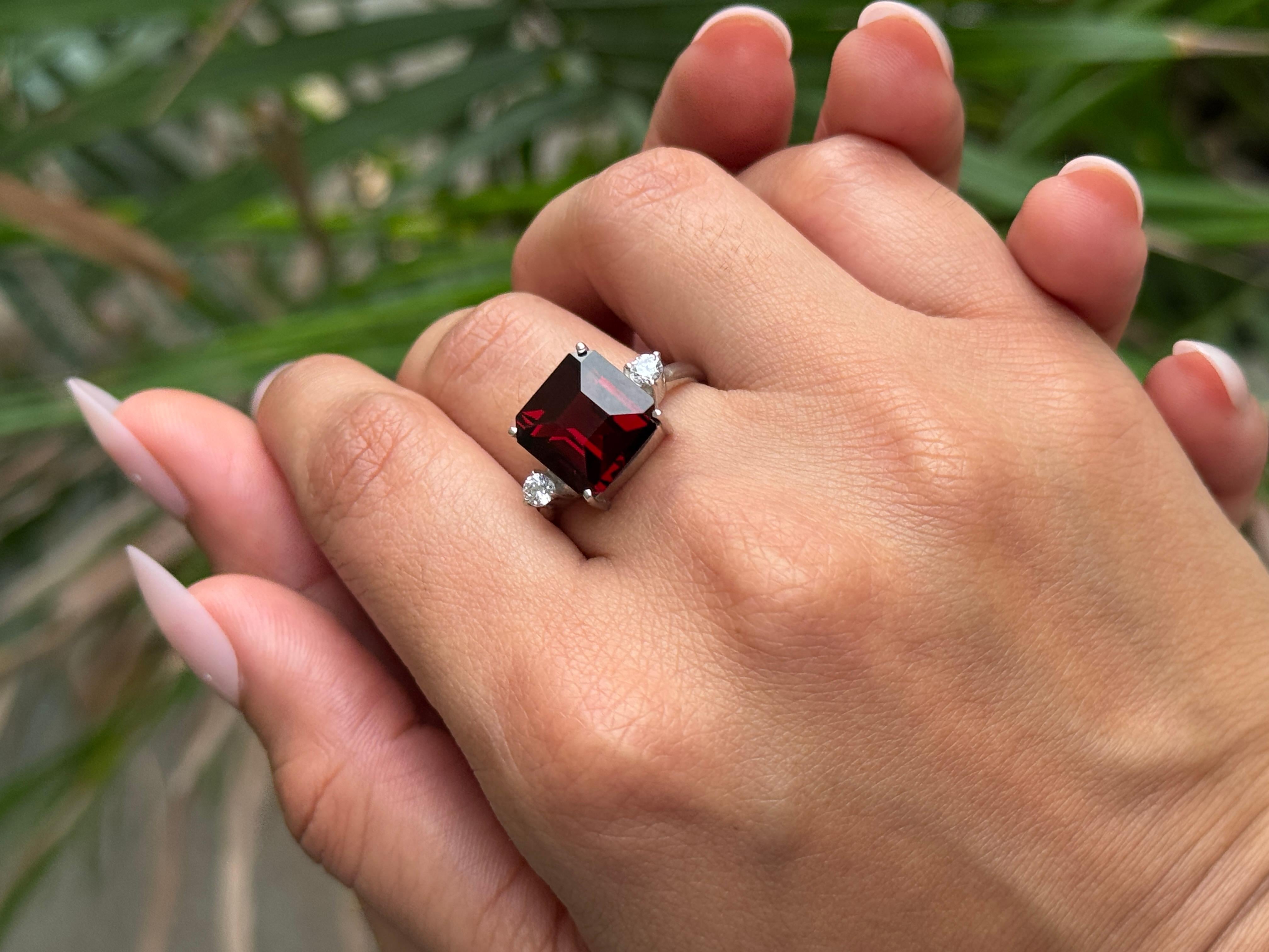 in vendita:  Anello moderno a tre pietre di granato con taglio quadrato per un regalo di San Valentino in argento sterling 8