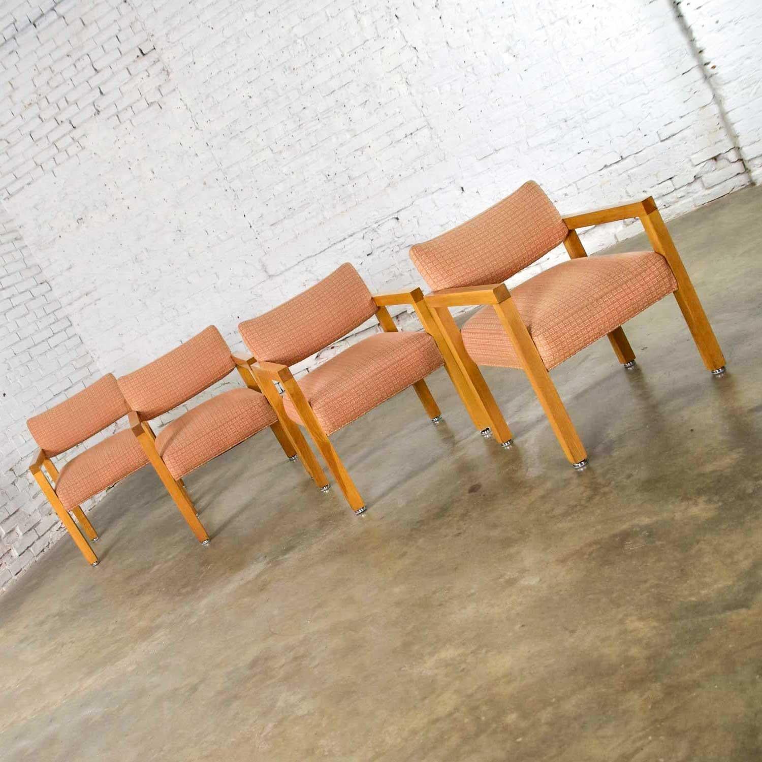 Moderne Sessel aus Eichenholz mit quadratischem Rahmen und originalem, bläulich strukturiertem Stoff, 4er-Set (amerikanisch) im Angebot