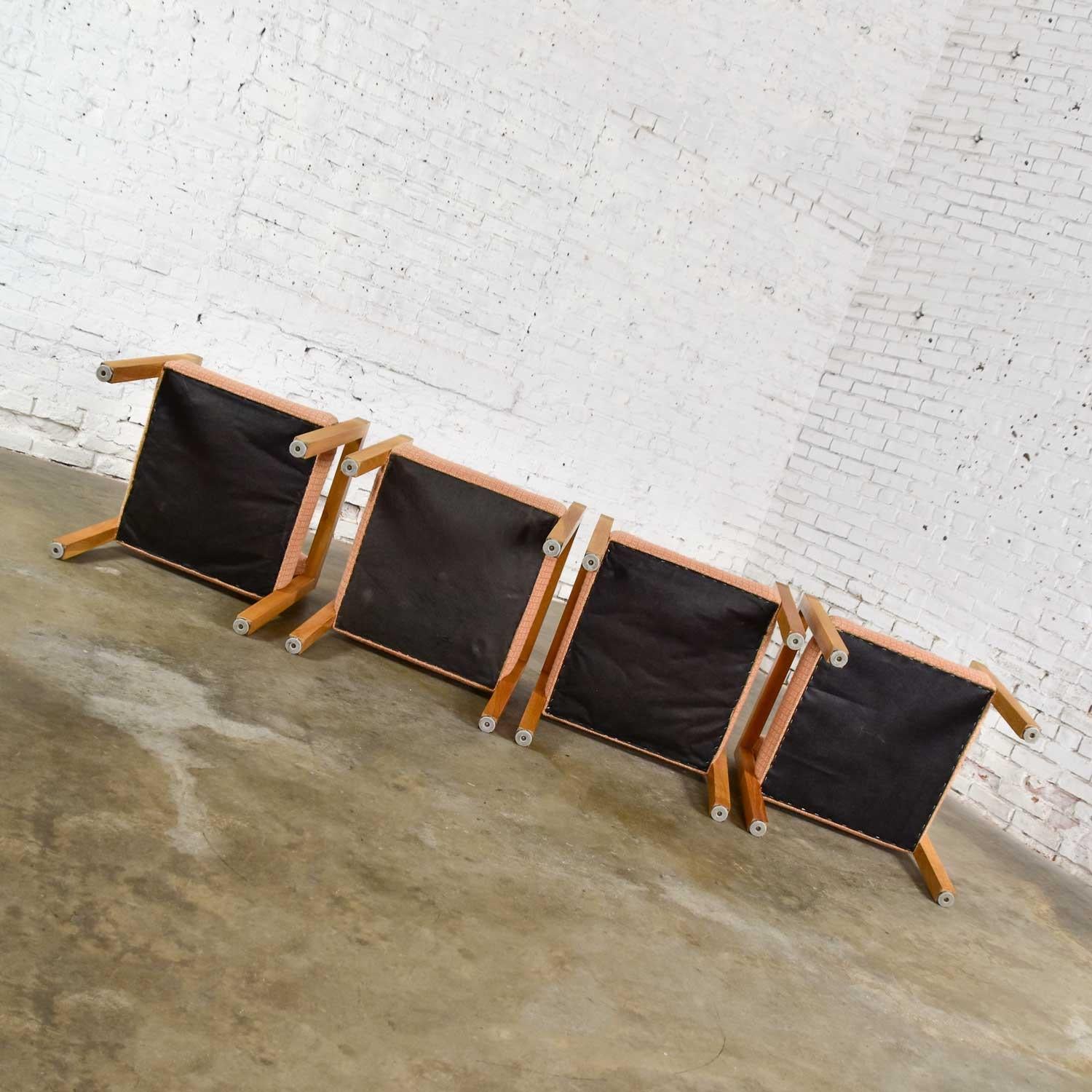 Moderne Sessel aus Eichenholz mit quadratischem Rahmen und originalem, bläulich strukturiertem Stoff, 4er-Set im Zustand „Gut“ im Angebot in Topeka, KS