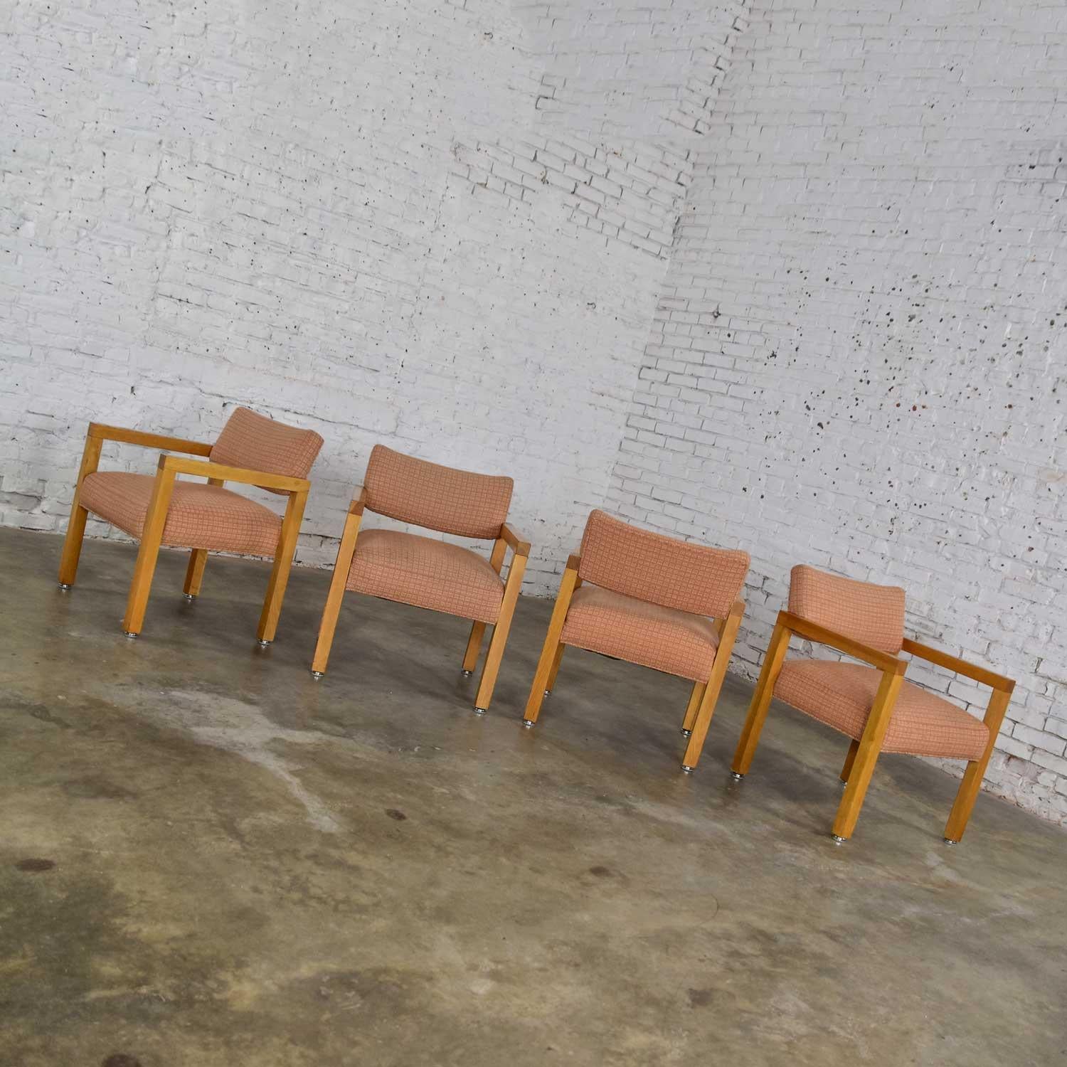 Moderne Sessel aus Eichenholz mit quadratischem Rahmen und originalem, bläulich strukturiertem Stoff, 4er-Set (20. Jahrhundert) im Angebot