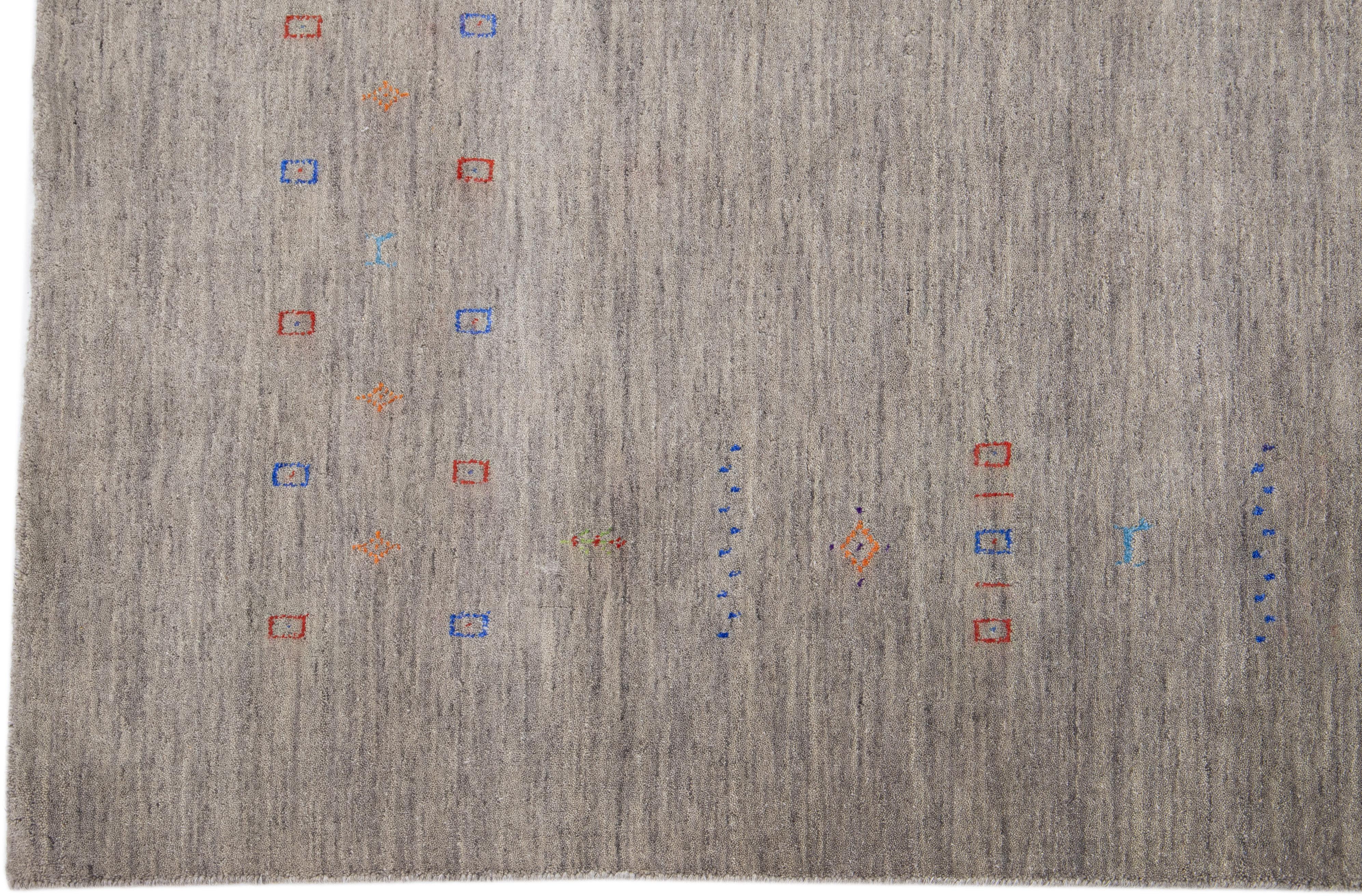 Moderner quadratischer Wollteppich im Gabbeh-Stil in Grau und Beige im Zustand „Neu“ im Angebot in Norwalk, CT