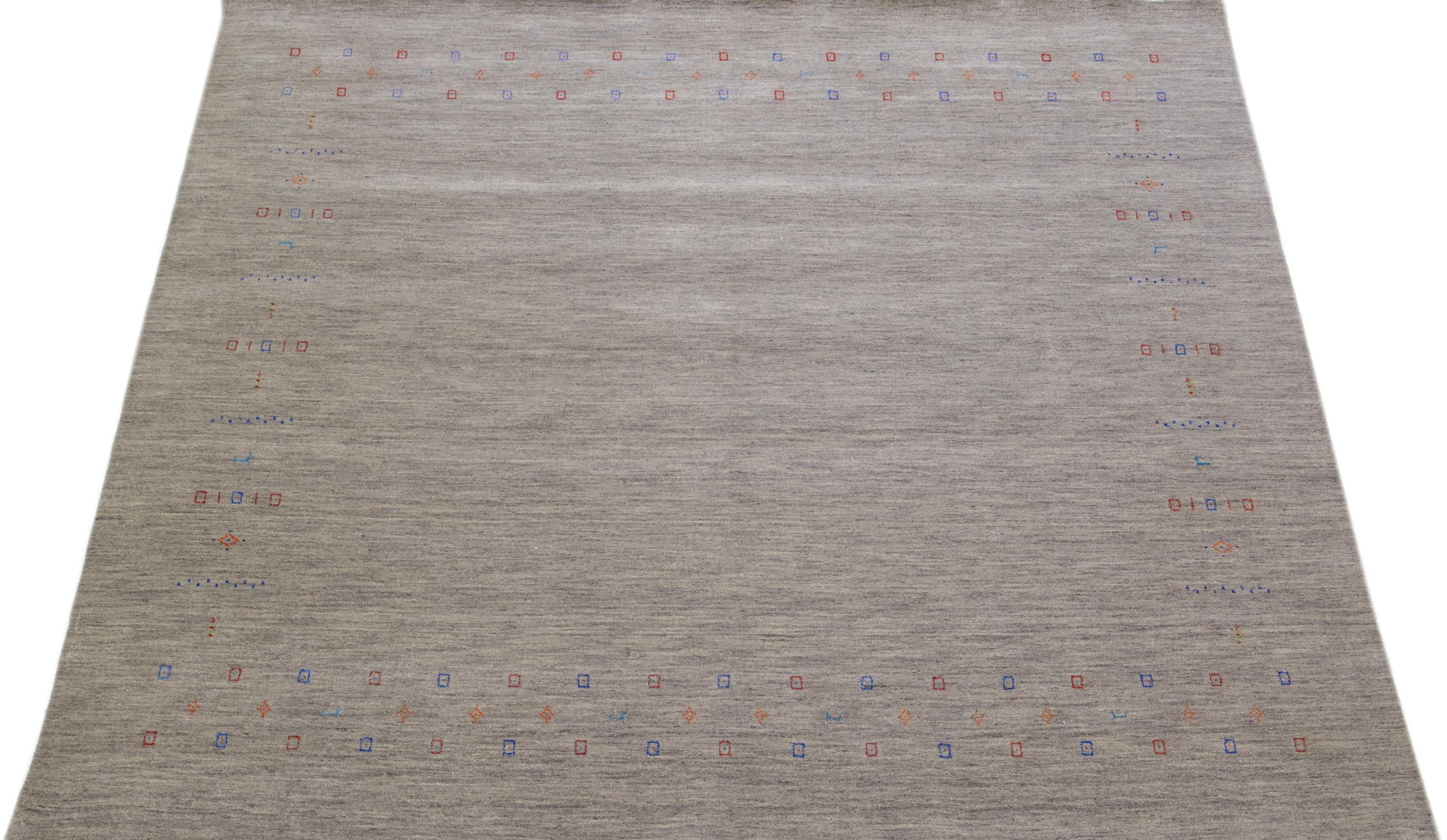 Moderner quadratischer Wollteppich im Gabbeh-Stil in Grau und Beige (21. Jahrhundert und zeitgenössisch) im Angebot