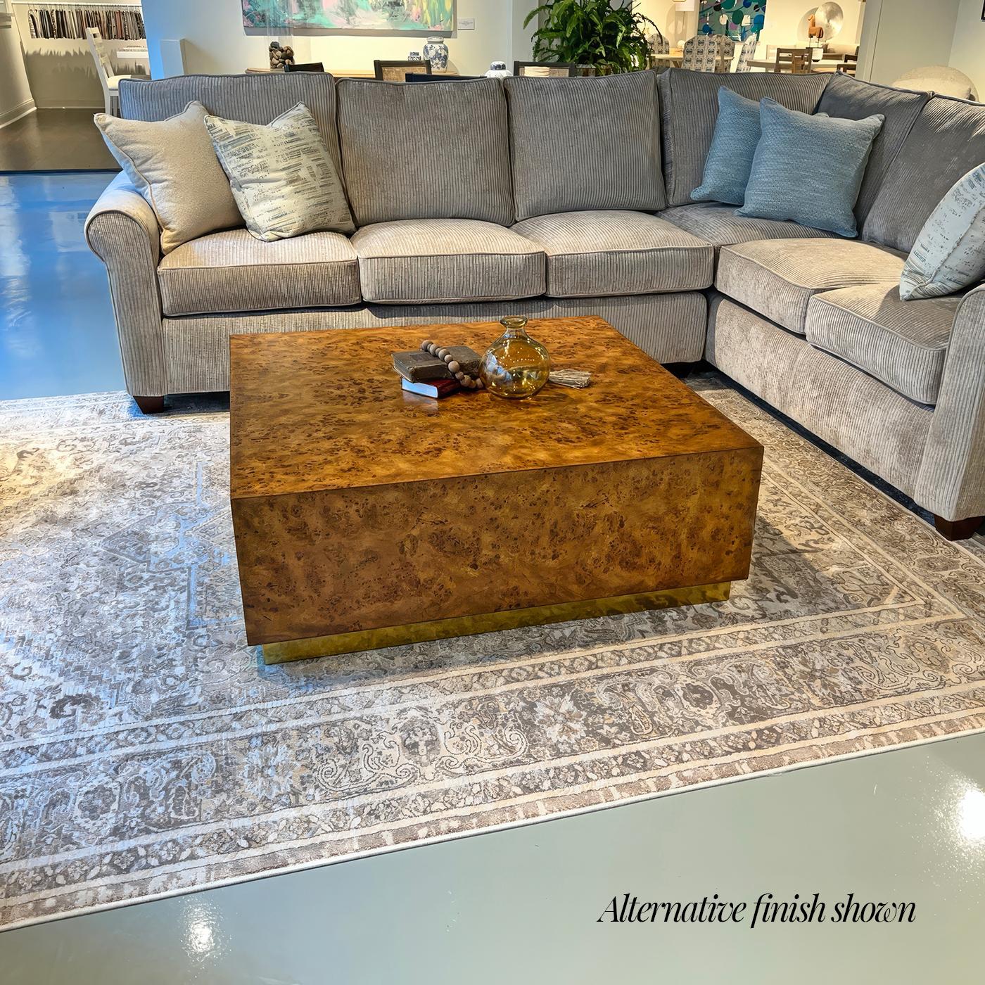 Table basse moderne carrée en bois de loupe clair Neuf - En vente à Westwood, NJ