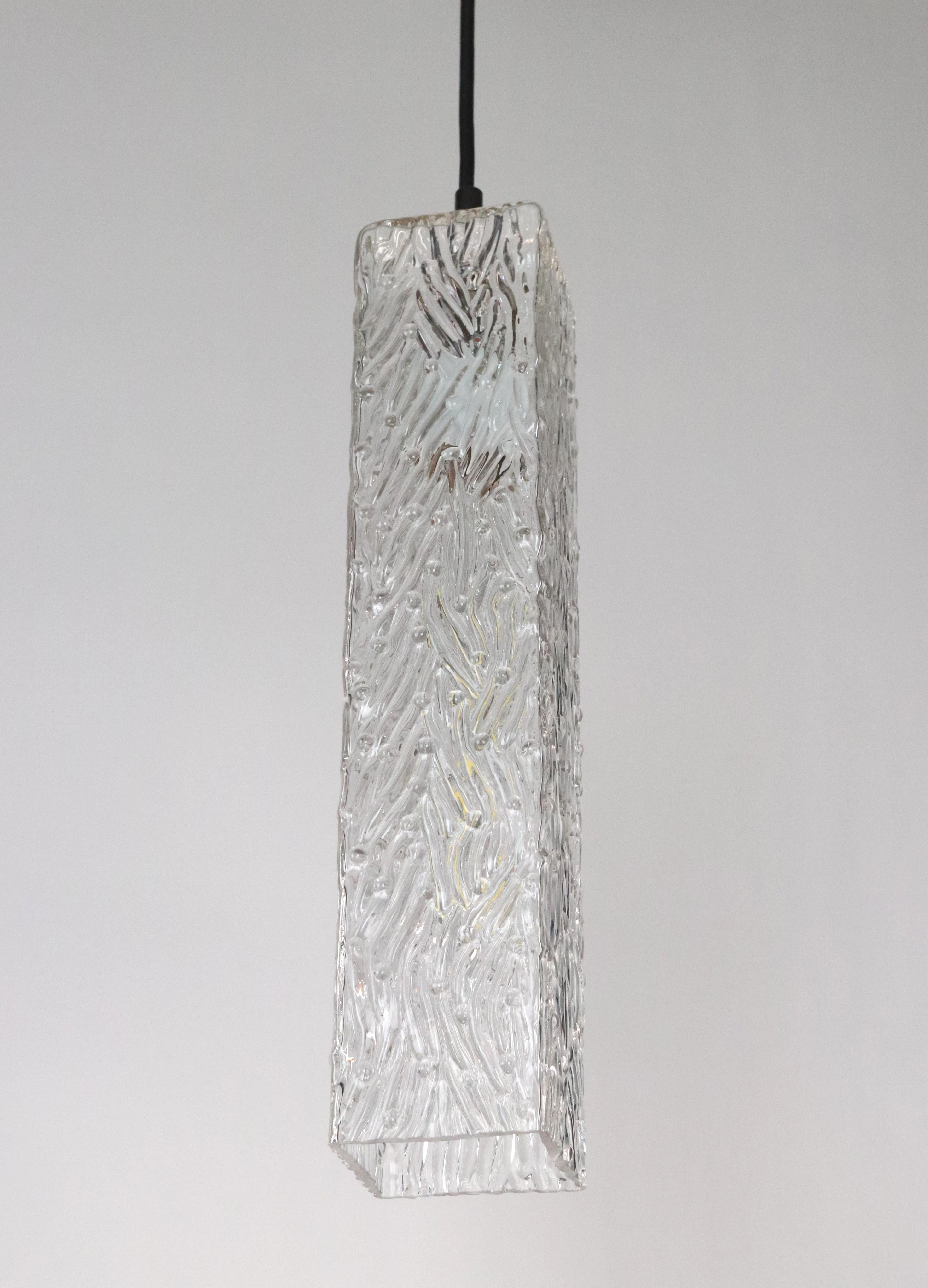 Esta lámpara colgante de estilo moderno está fabricada con una pantalla cuadrada de cristal ondulado transparente estilo Murano, combinada con un ajustador de cordón negro. La caída es ajustable. Limpiado y restaurado. Requiere una bombilla estándar