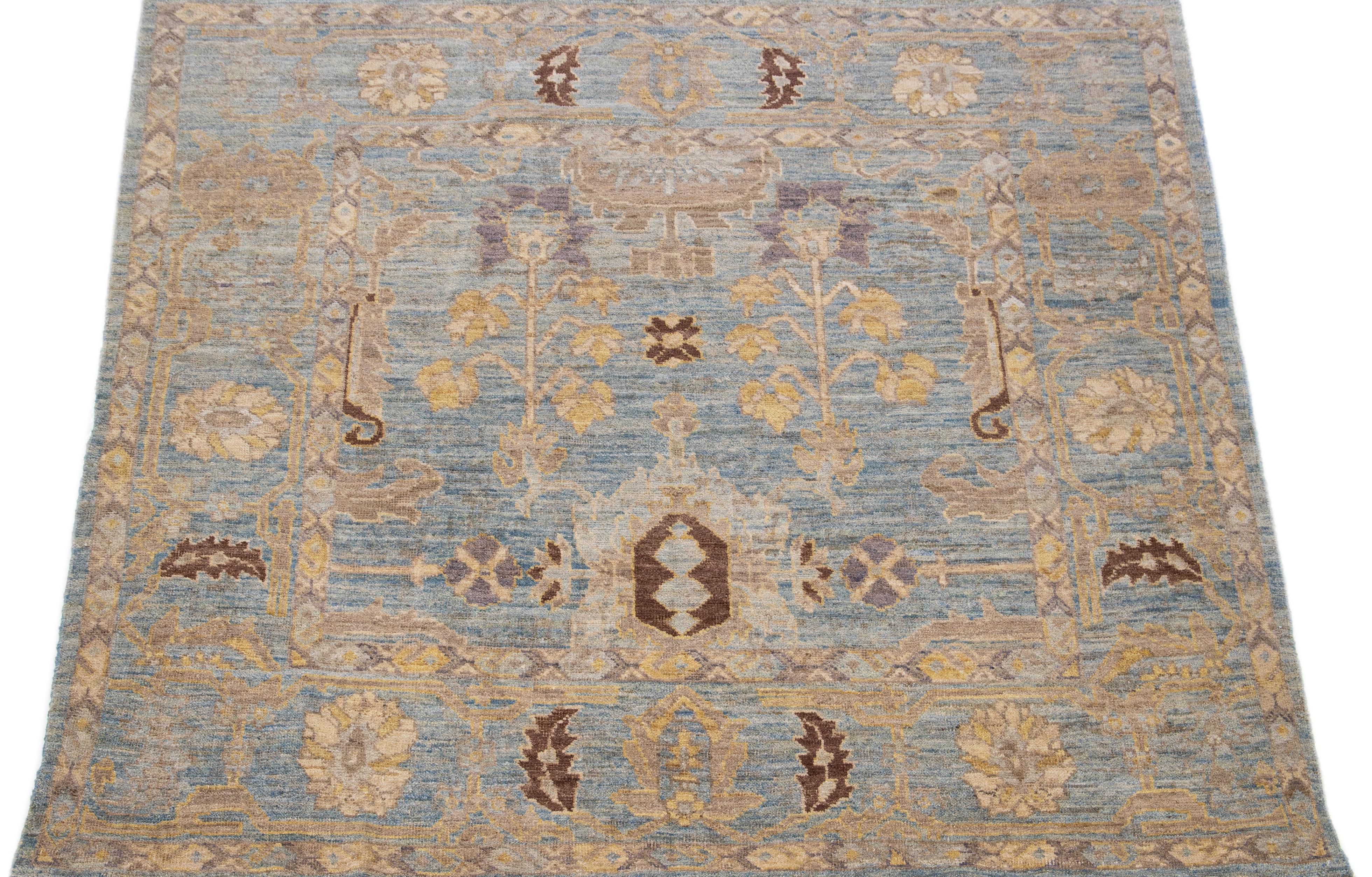 Schöner moderner, handgeknüpfter Sultanabad-Wollteppich mit blauem Farbfeld. Dieser Teppich hat einen gestalteten Rahmen mit braunen und gelben Akzenten in einem wunderschönen floralen Allover-Motiv.

Dieser Teppich misst 6'  x 6'3
