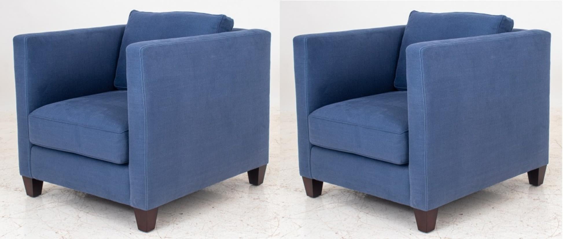 Paire de fauteuils modernes rembourrés de forme carrée, chacun avec un dossier carré et des coussins de dossier et d'assise tombants, rembourrés en lin bleu marine, sur des pieds en bloc effilés. Mesures : 30