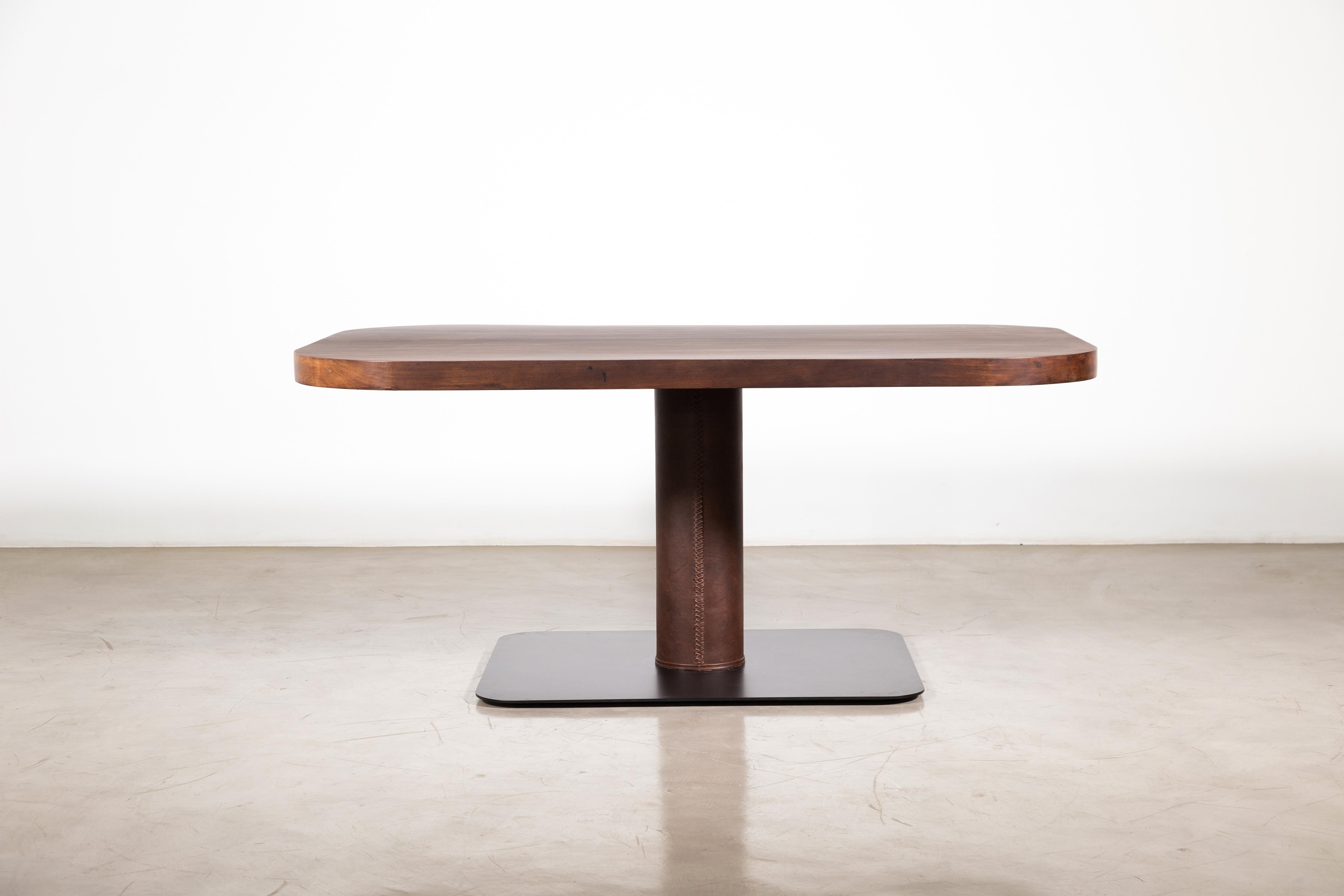 Guéridon moderne carré en bois et cuir piqué Vincenzo de Costantini

72