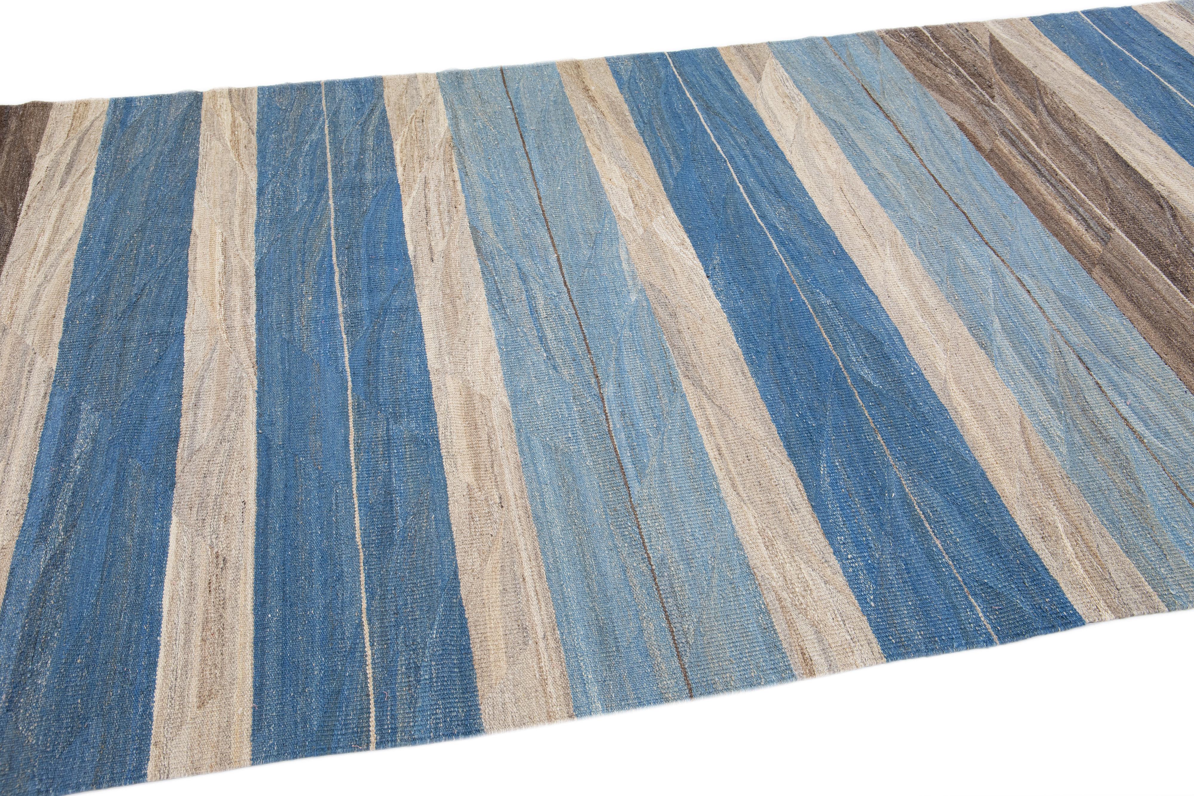 XXI secolo e contemporaneo Runner moderno a righe a trama piatta fatto a mano in lana blu e marrone in vendita