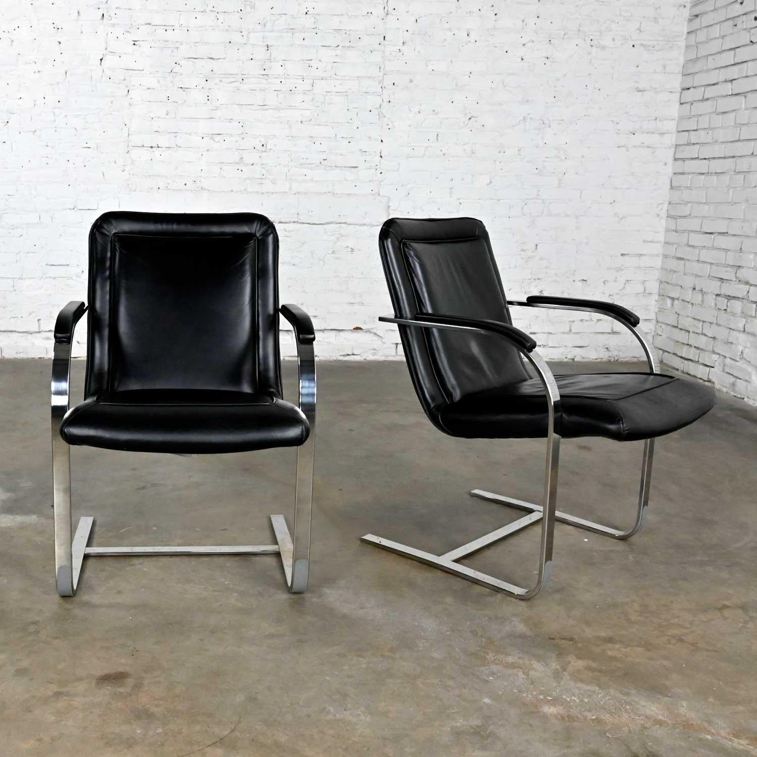 Moderne Chaises cantilever modernes St Timothy Chair tube rectangulaire chromé et cuir noir en vente