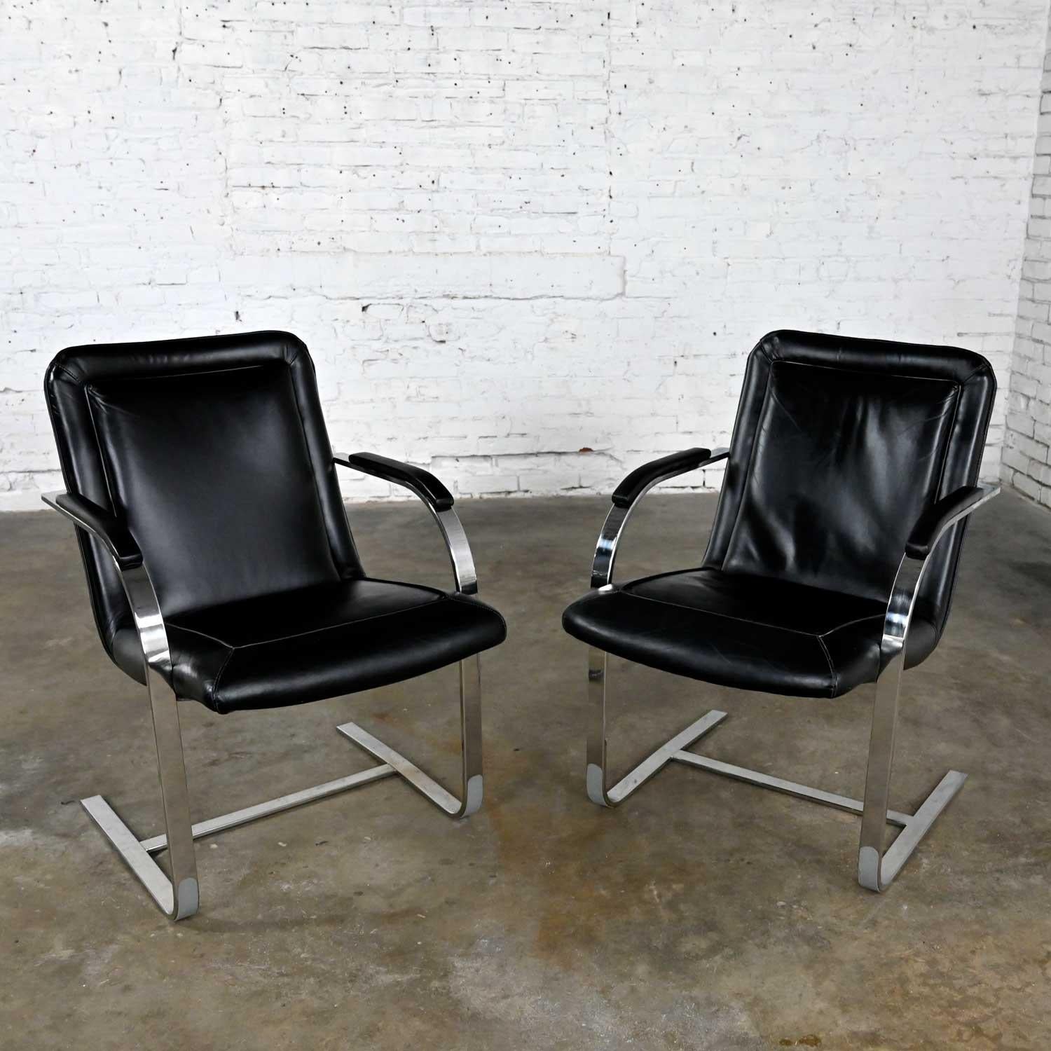 Américain Chaises cantilever modernes St Timothy Chair tube rectangulaire chromé et cuir noir en vente