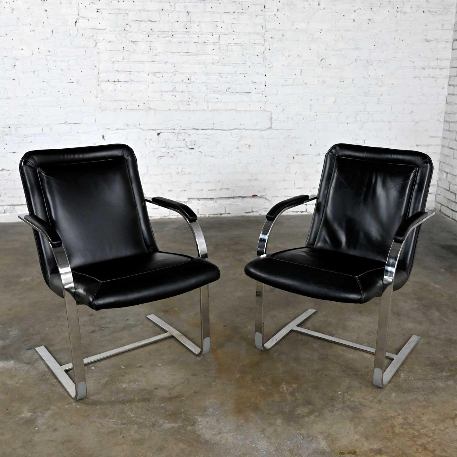 Moderner St Timothy-Sessel Freischwinger, Chrom, rechteckiger Rohr und schwarzes Leder (Ende des 20. Jahrhunderts) im Angebot