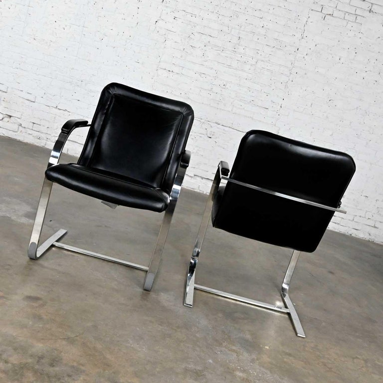 Chaises cantilever modernes St Timothy Chair tube rectangulaire chromé et  cuir noir En vente sur 1stDibs