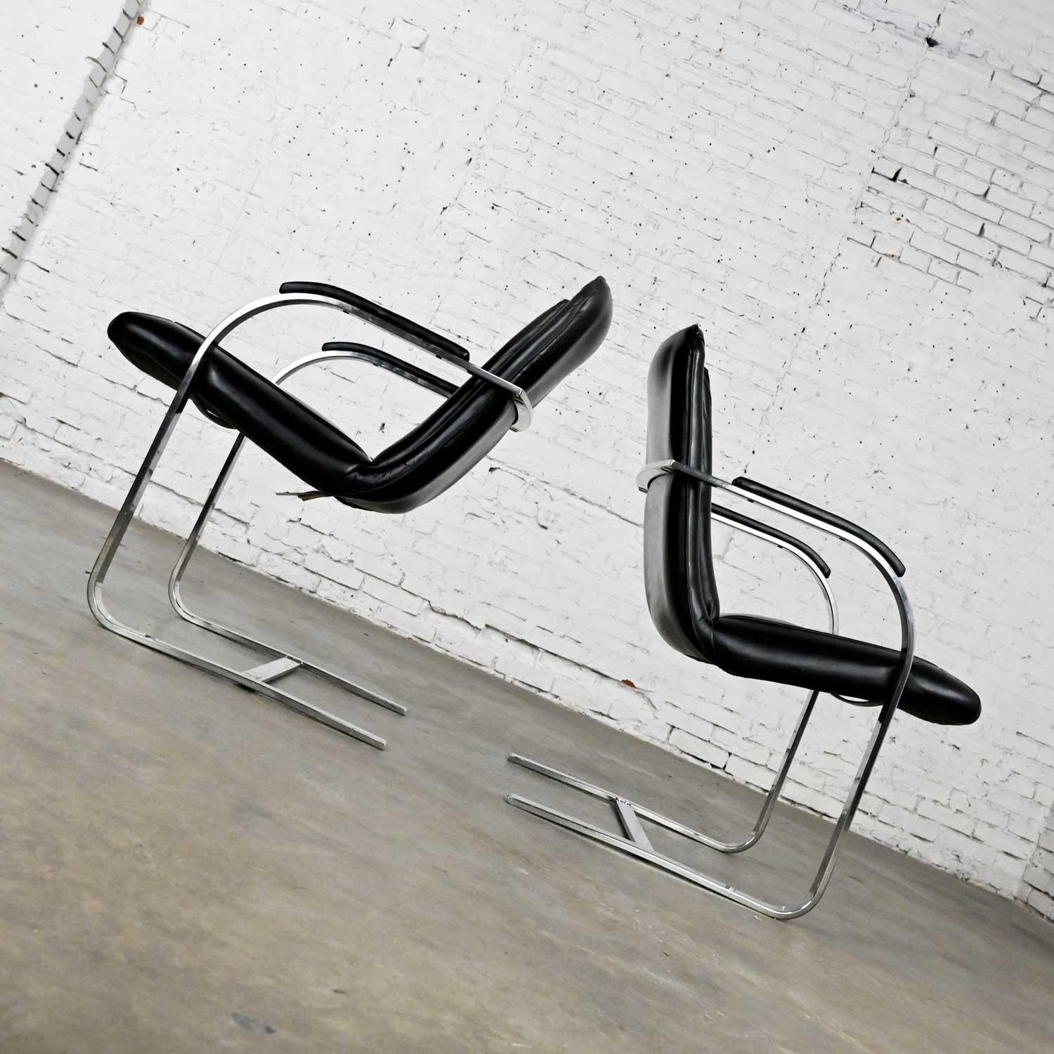 Chaises cantilever modernes St Timothy Chair tube rectangulaire chromé et cuir noir en vente 1
