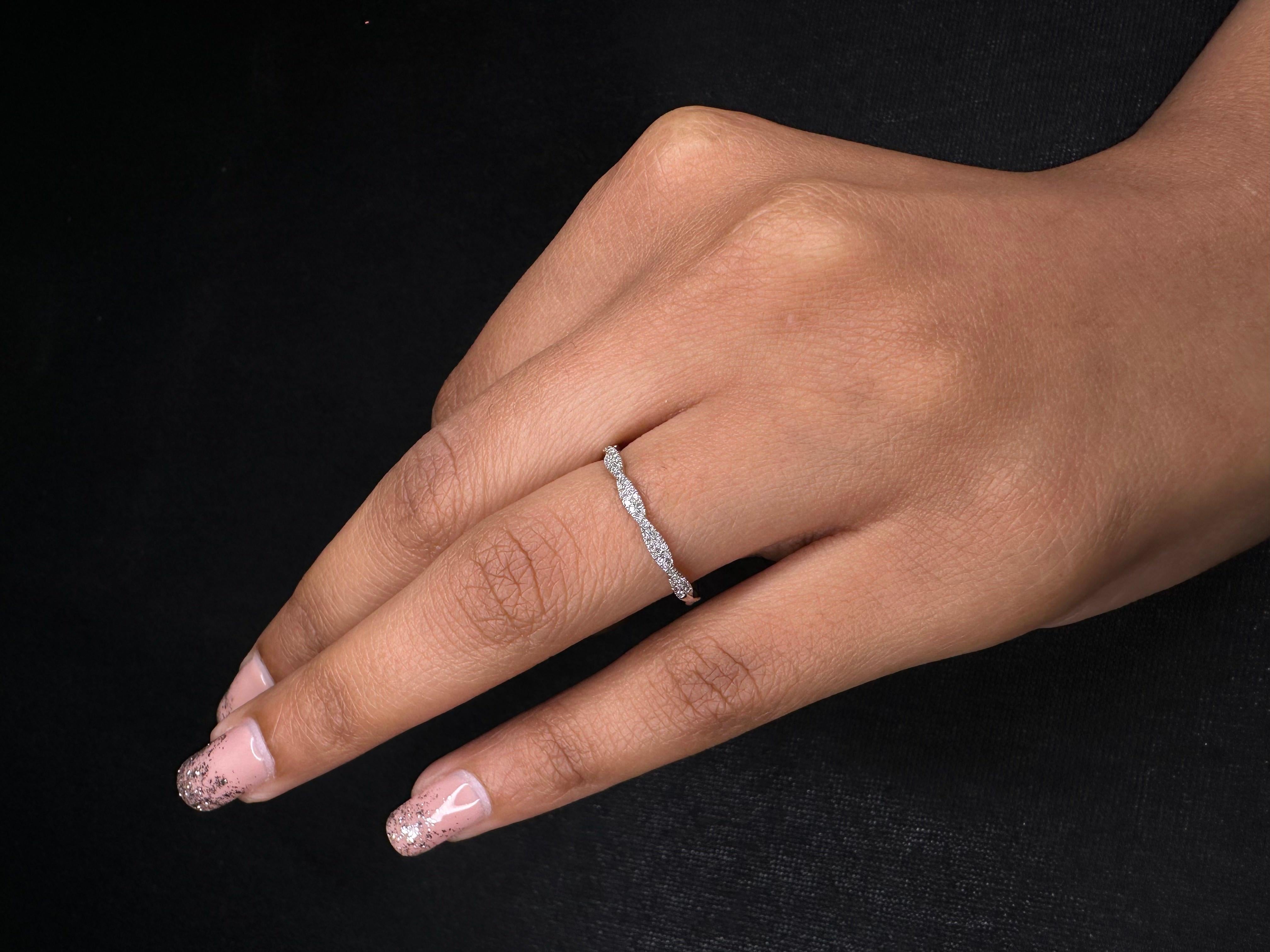 En vente :  Bague moderne empilable en or blanc massif 18k avec diamant et anneau torsadé 3