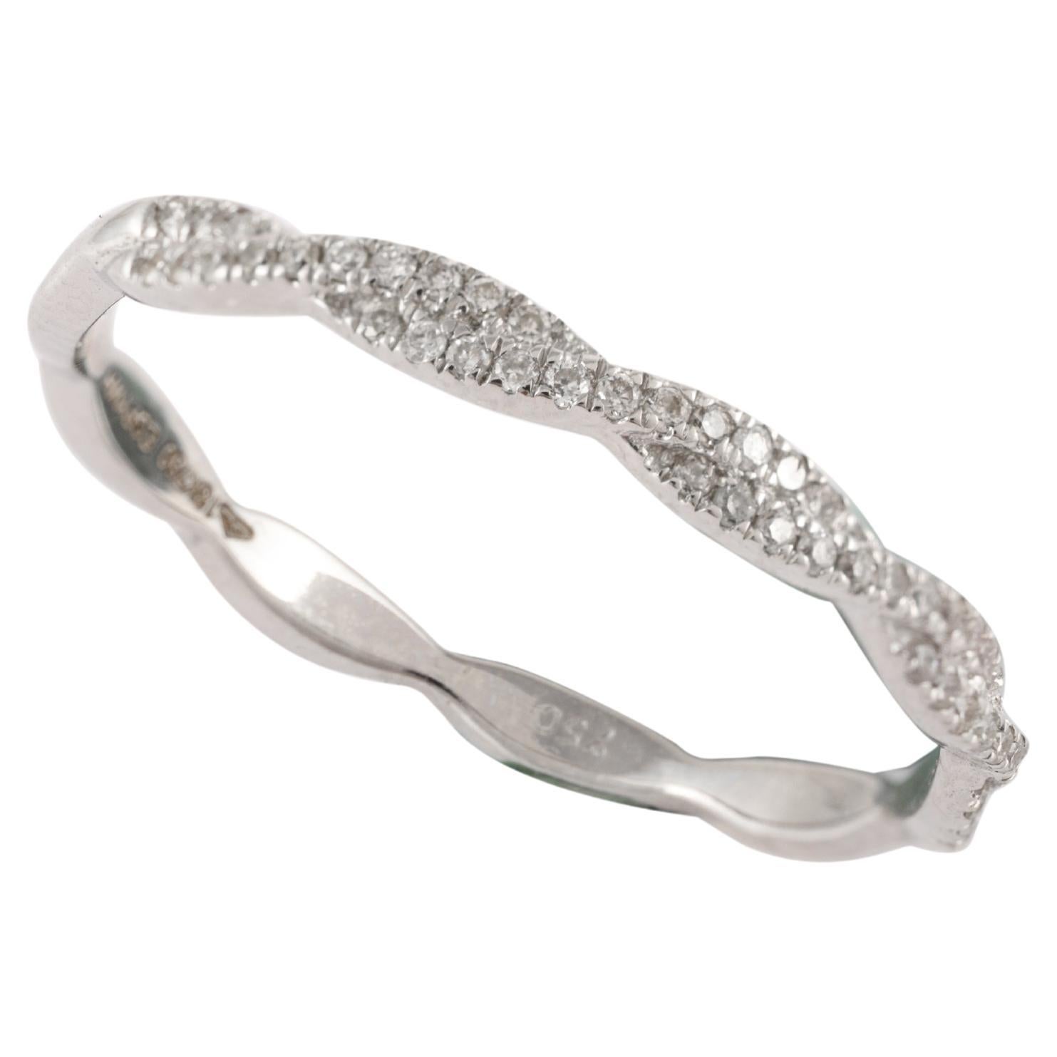 En vente :  Bague moderne empilable en or blanc massif 18k avec diamant et anneau torsadé