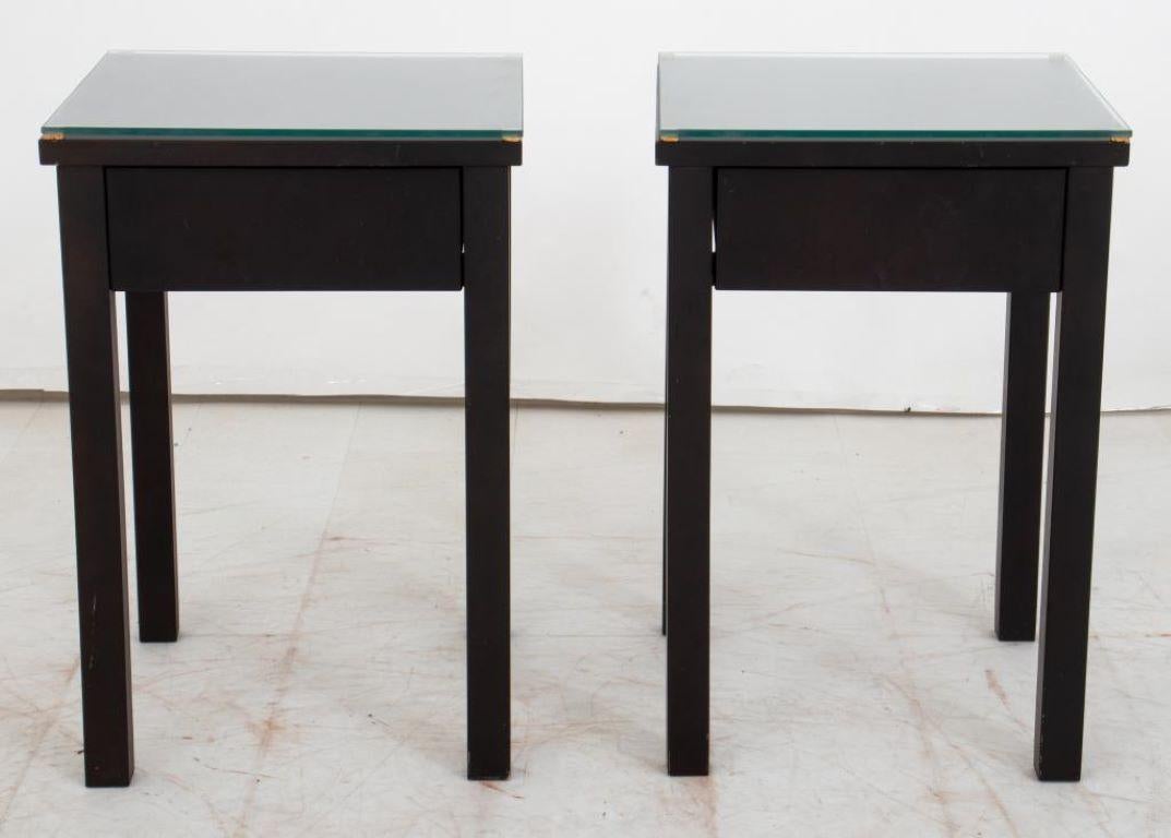 Paire de tables d'appoint modernes en bouleau teinté brun foncé avec plateau en verre, chacune avec un tiroir. Provenance : Provenant d'une collection christoph. 

Concessionnaire : S138XX