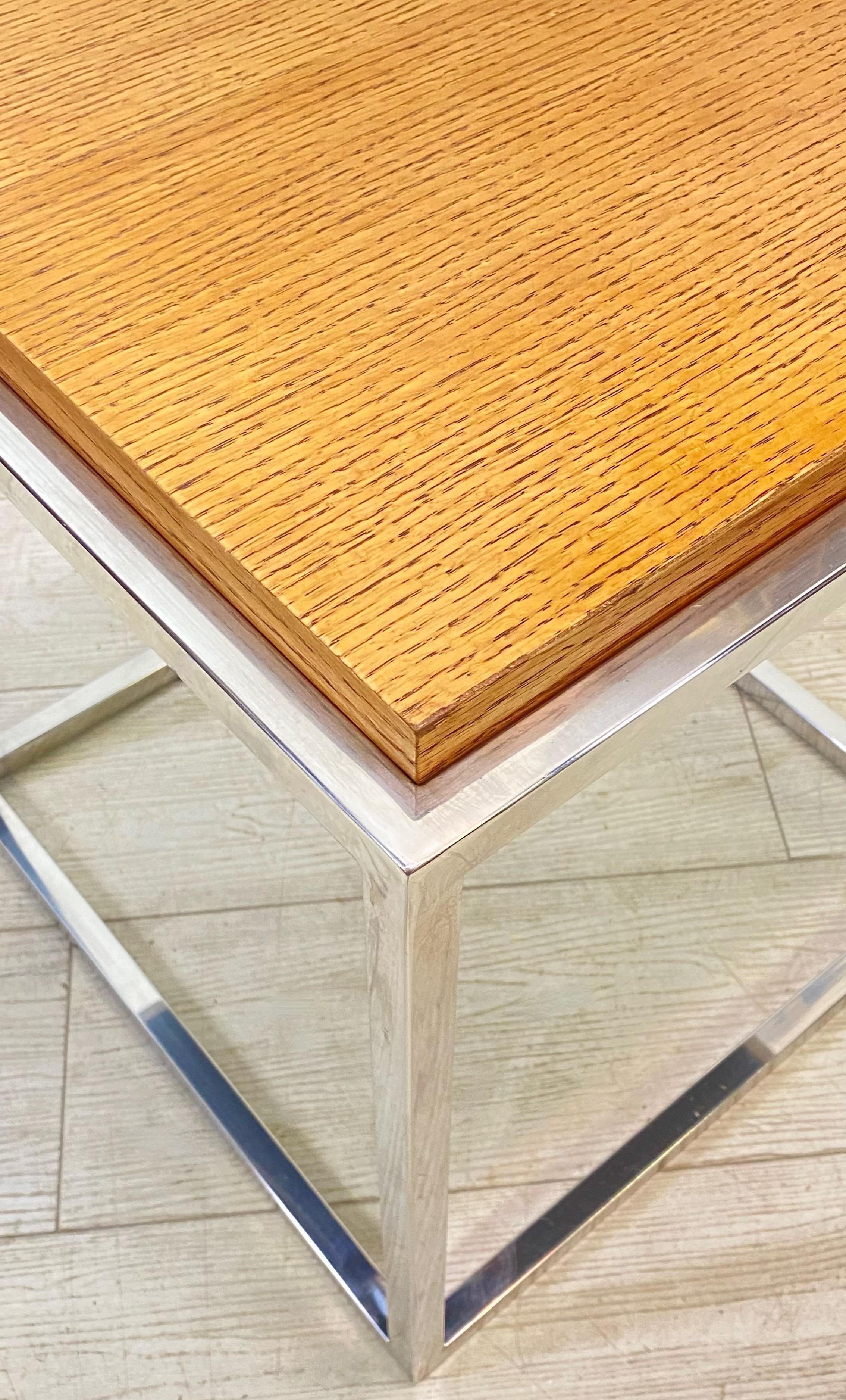 Table d'appoint/table d'appoint moderne en acier inoxydable et chêne Bon état - En vente à San Francisco, CA