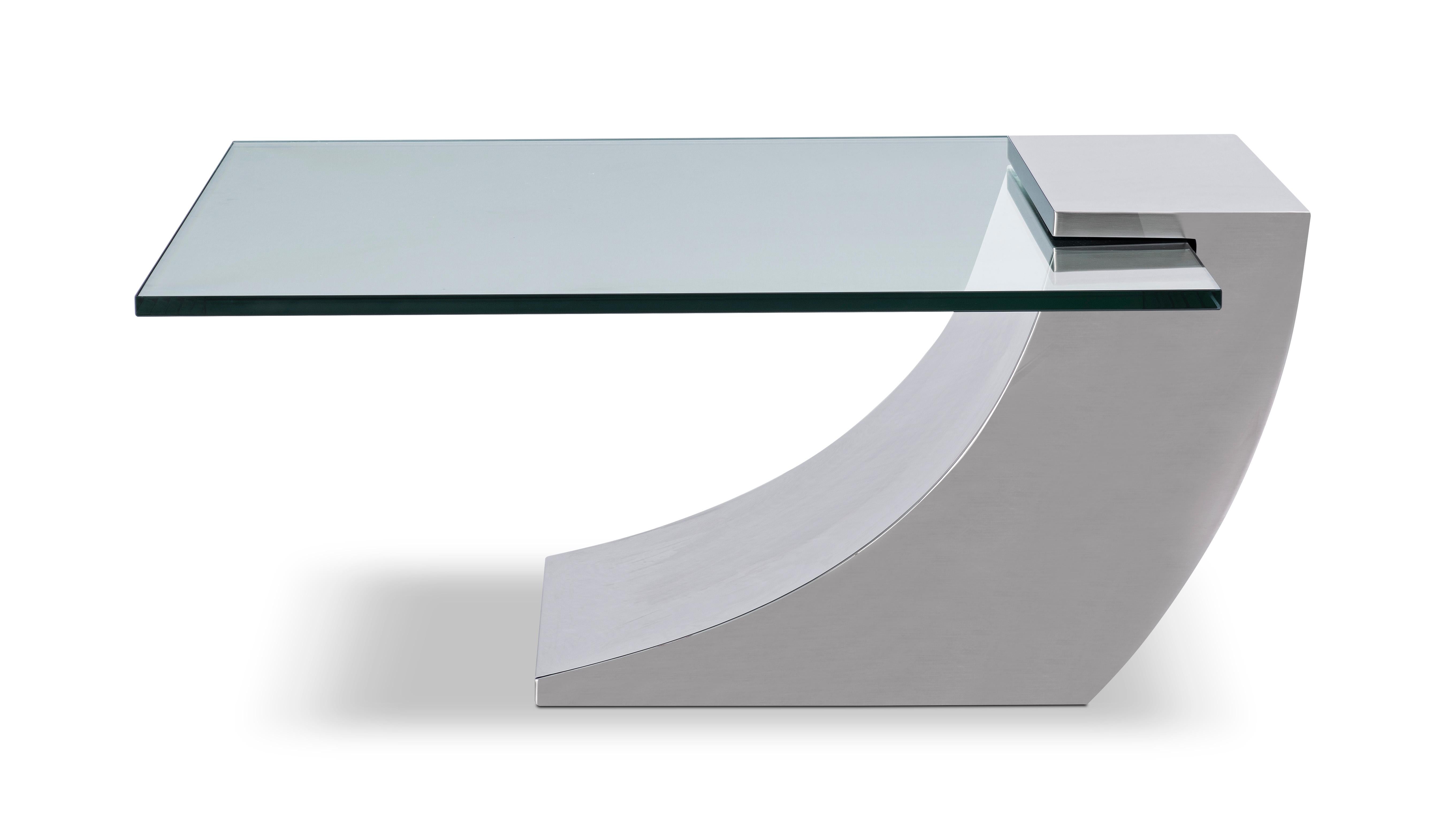 Table de cocktail moderne en acier inoxydable conçue par Greg Sheres. En stock.  Les lignes épurées et contemporaines de cette  La table sculpturale en inox et en verre lui confère une grande sophistication. Cette table conçue par Greg est devenue