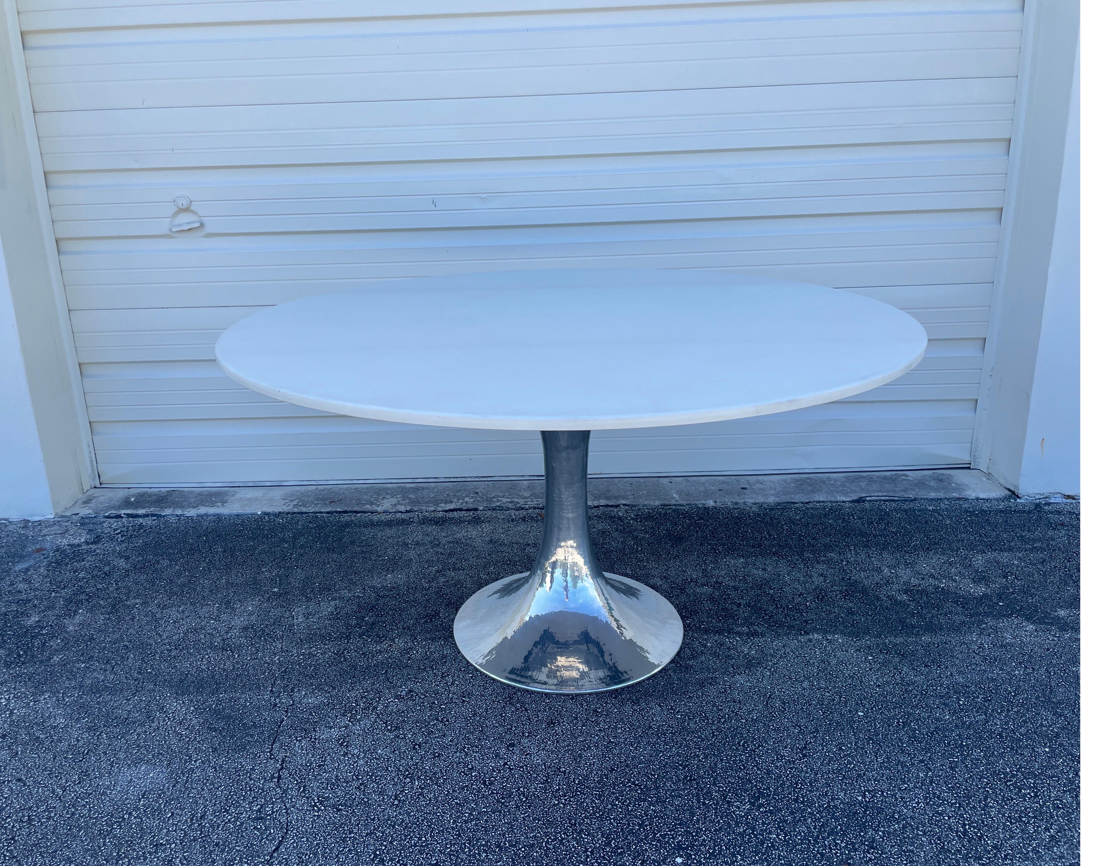 Moderner Esstisch aus Edelstahl mit weißer Silestone-Platte von Julian Chichester. 