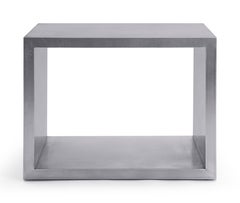 Moderner Beistelltisch aus Edelstahl mit Regal, entworfen von Greg Sheres.  Vorrätig.