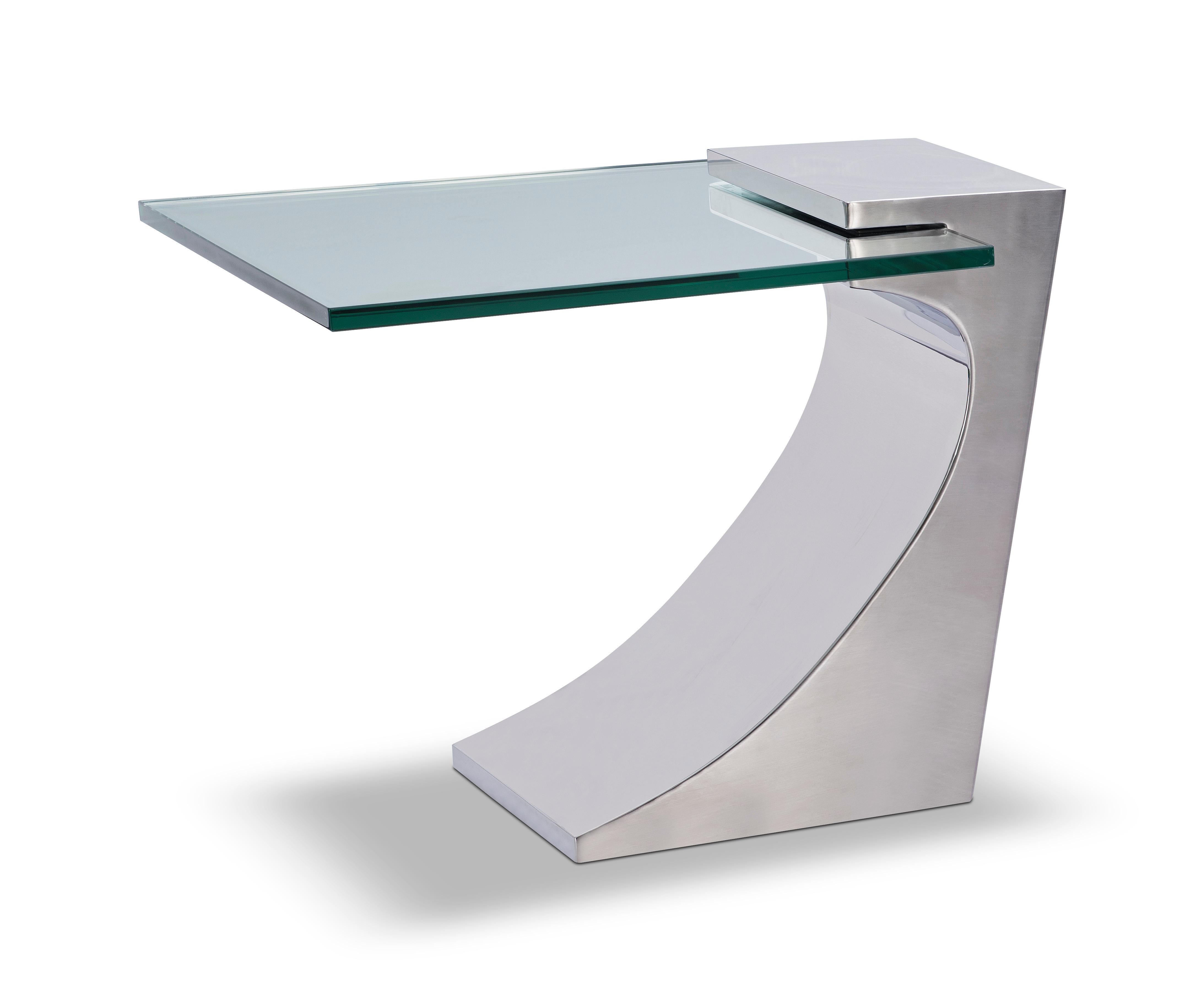 Moderner Lampentisch aus Edelstahl, entworfen von Greg Sheres.  Freitragendes Glas. Schlichter und einfacher Skulpturentisch aus Edelstahl und Glas. Hervorragend allein oder als Paar für größere Räume.  Dieser raffinierte Tisch kann auch mit dem