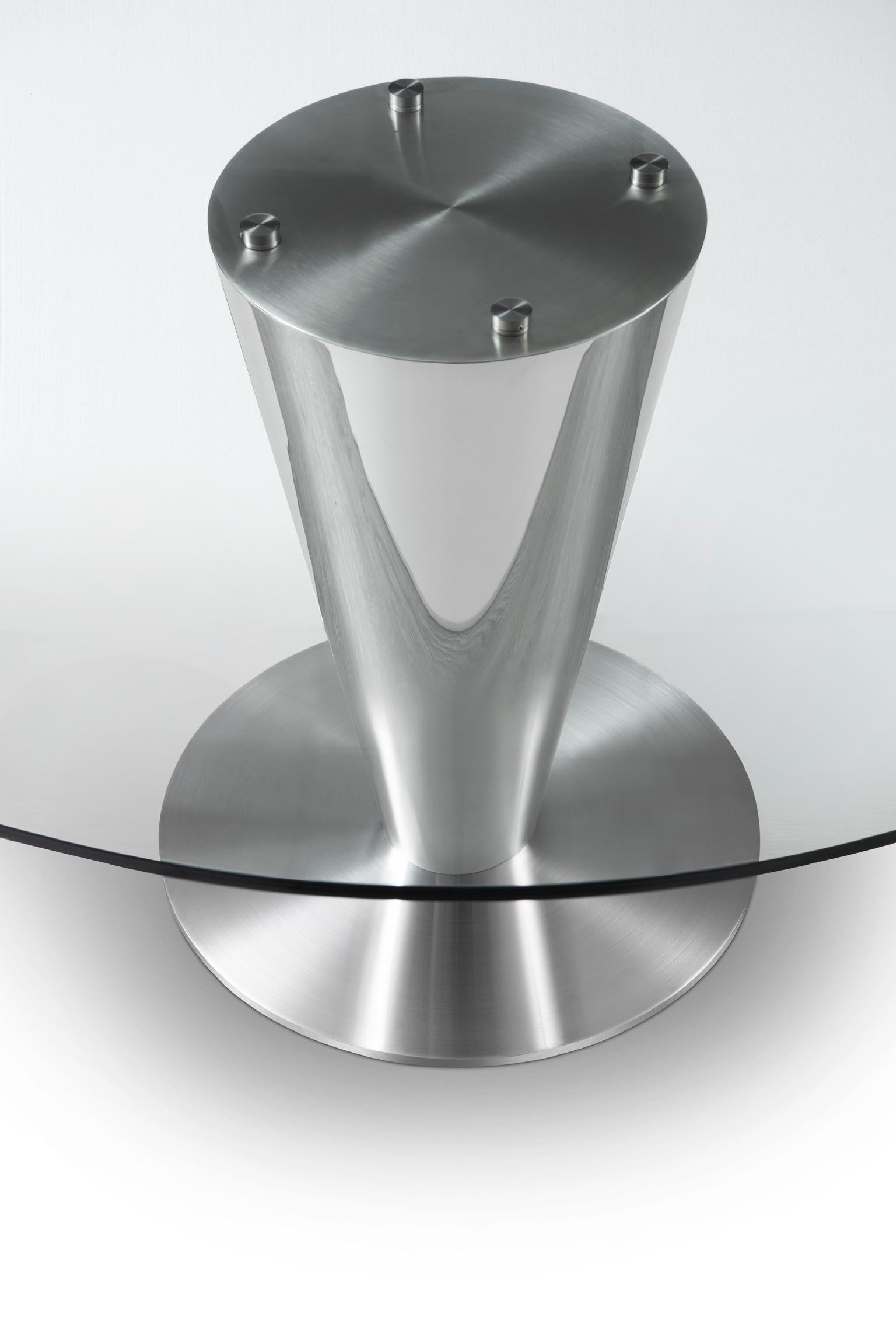 Table de salle à manger ronde moderne en acier inoxydable conçue par Greg Sheres ; 