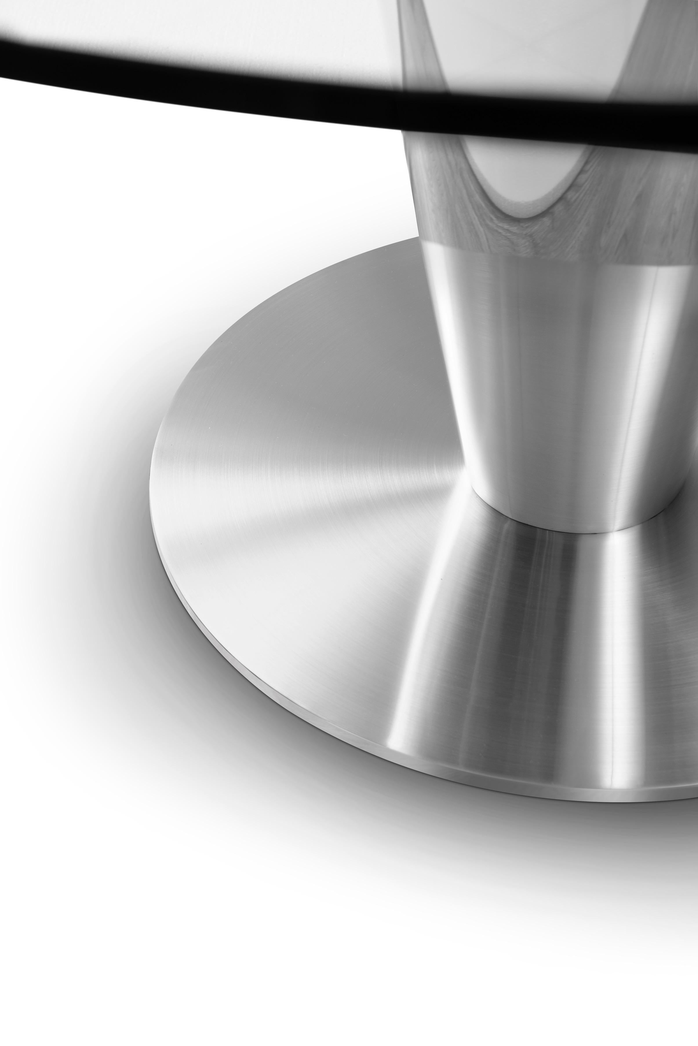 Chinois Table de salle à manger ronde moderne en acier inoxydable conçue par Greg Sheres :  En stock. en vente