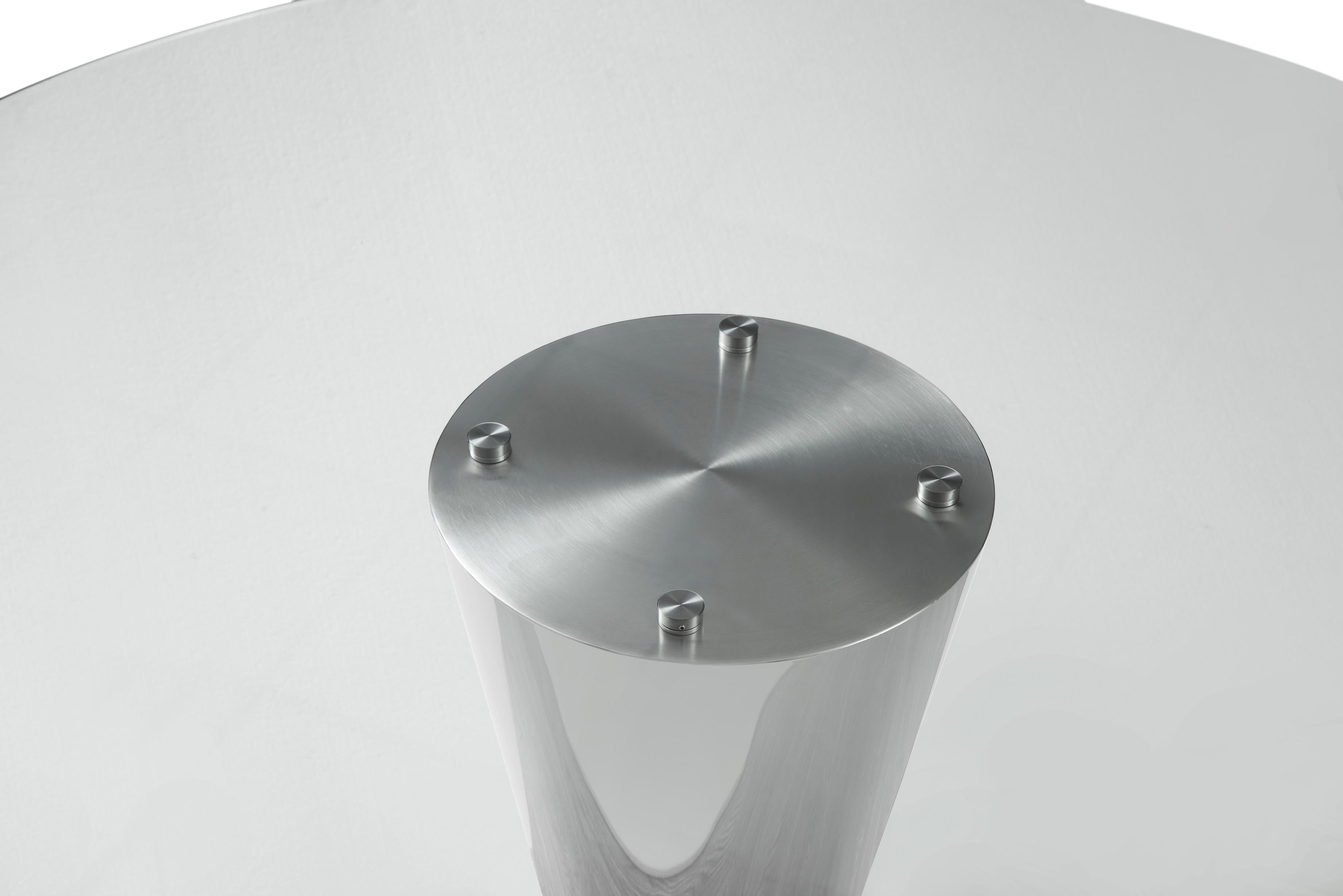 Poli Table de salle à manger ronde moderne en acier inoxydable conçue par Greg Sheres :  En stock. en vente