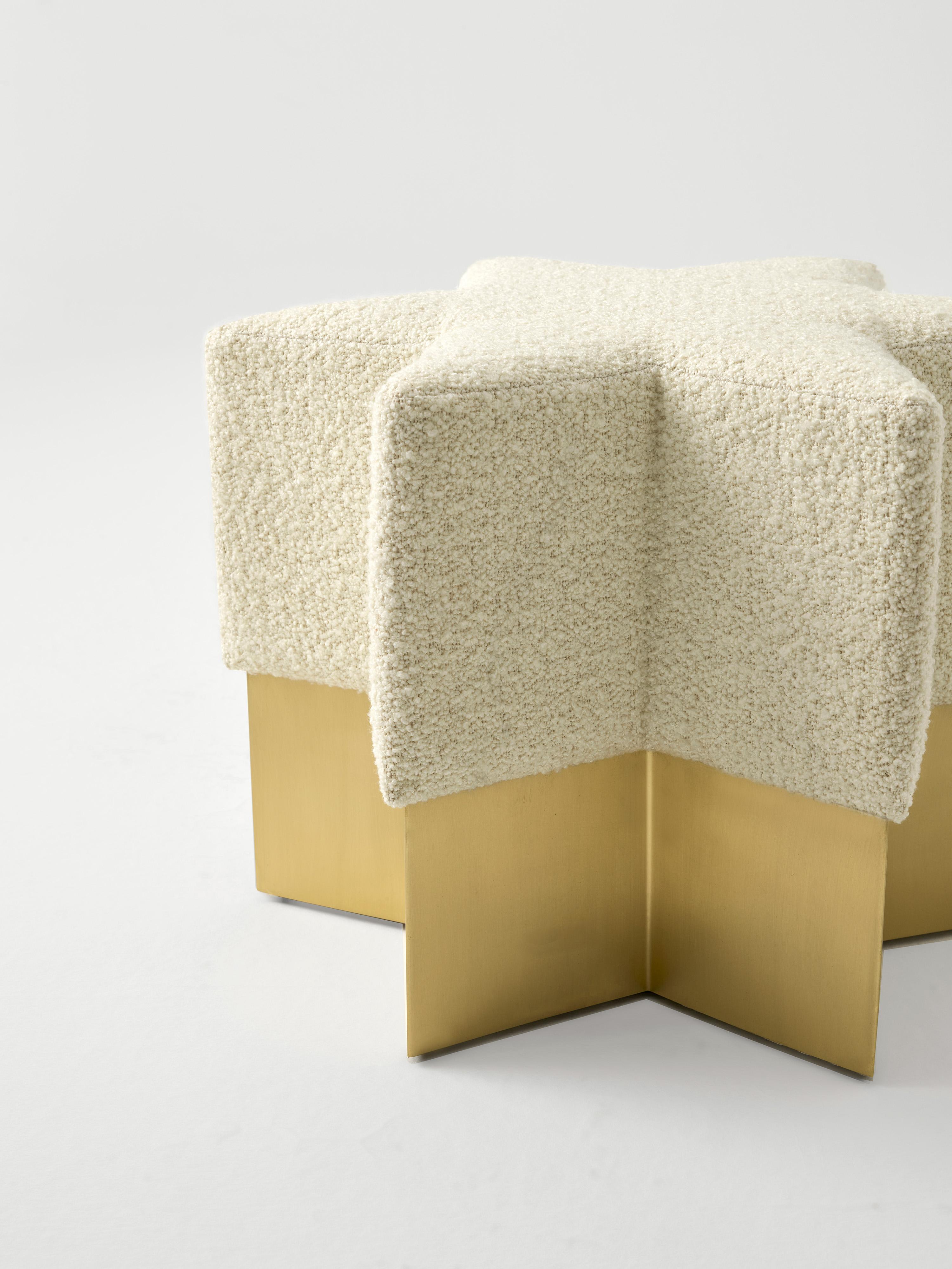 Fait main Pouf moderne Starboy Boucle par MERVE KAHRAMAN, laiton mat et tissu bouclé beige en vente