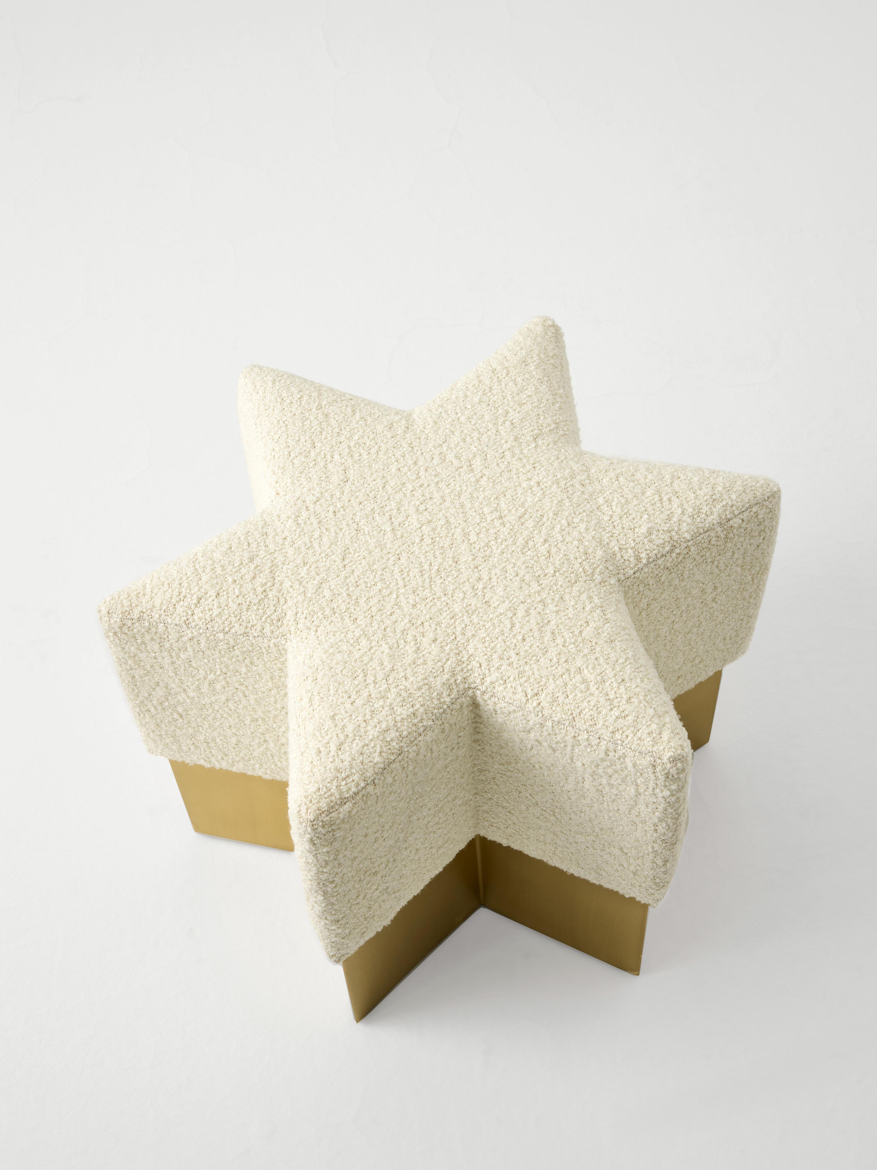 Pouf moderne Starboy Boucle par MERVE KAHRAMAN, laiton mat et tissu bouclé beige Neuf - En vente à New York, NY