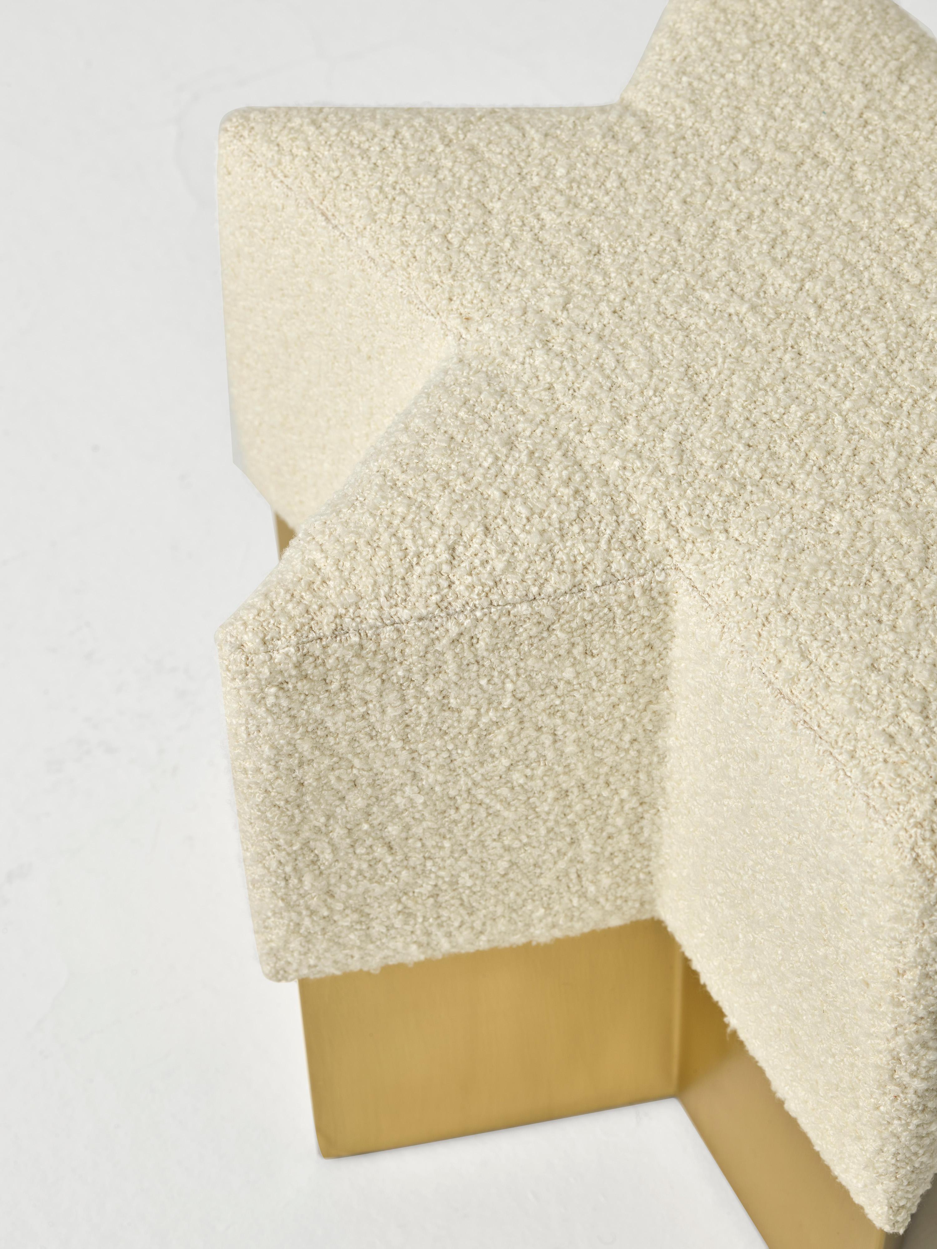 Laiton Pouf moderne Starboy Boucle par MERVE KAHRAMAN, laiton mat et tissu bouclé beige en vente