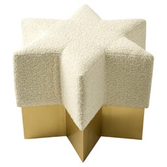 Pouf moderno Starboy Boucle di Merve Kahraman, ottone opaco e tessuto boucle beige