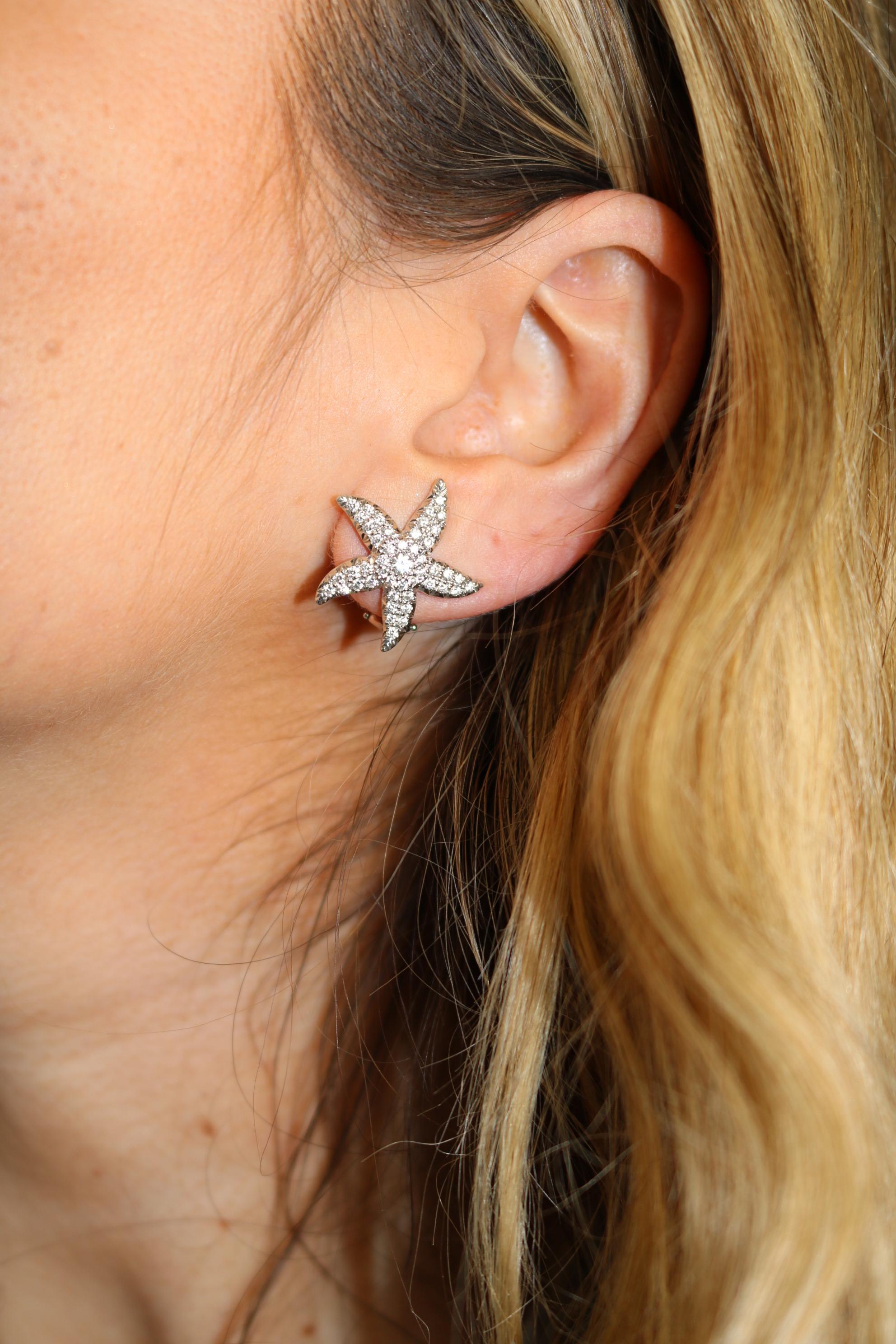 Moderno Orecchini moderni con diamanti a stella Omega Back Clip Ons in oro bianco 18K ~1.2ctw in vendita