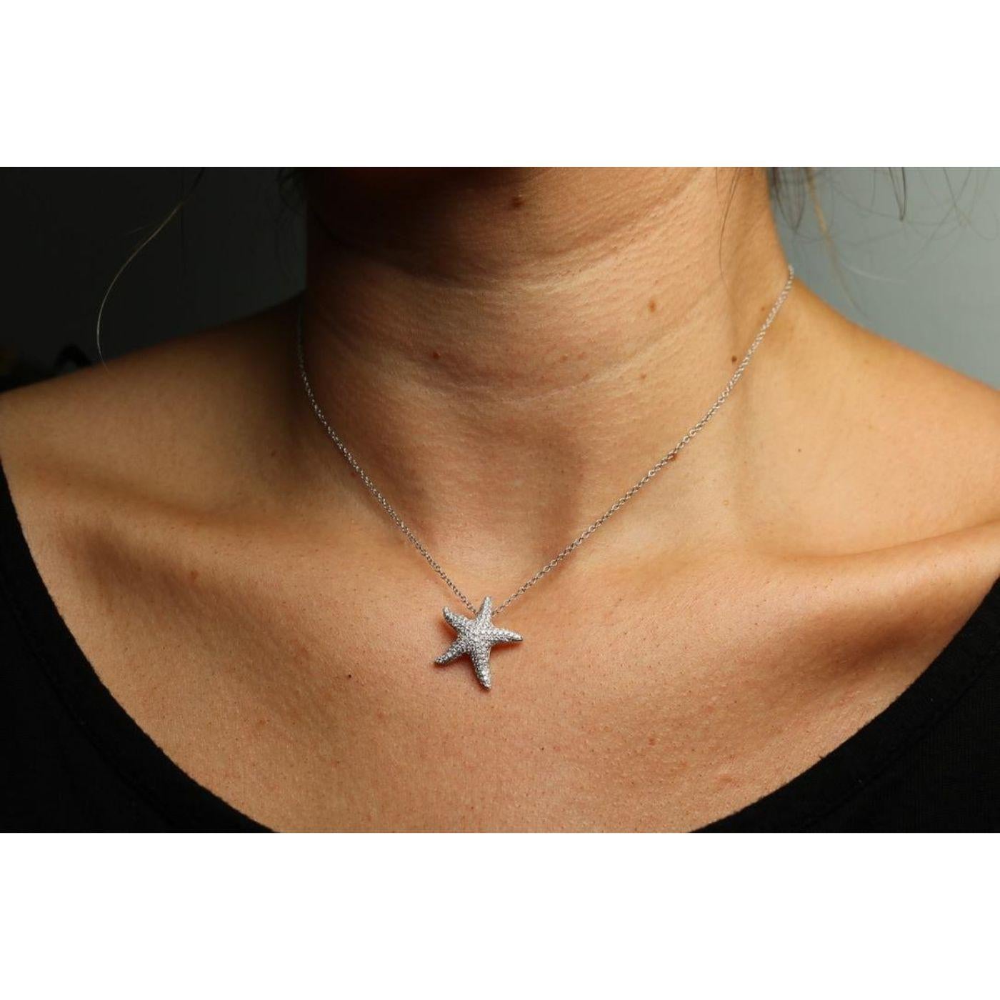 Collana moderna con diamanti a forma di stella marina Ciondolo in oro bianco 14K ~.5ctw Diamonds

Questa squisita collana con ciondolo cattura la serena bellezza dell'oceano. Realizzato in oro bianco 14 carati, presenta un design a stella marina