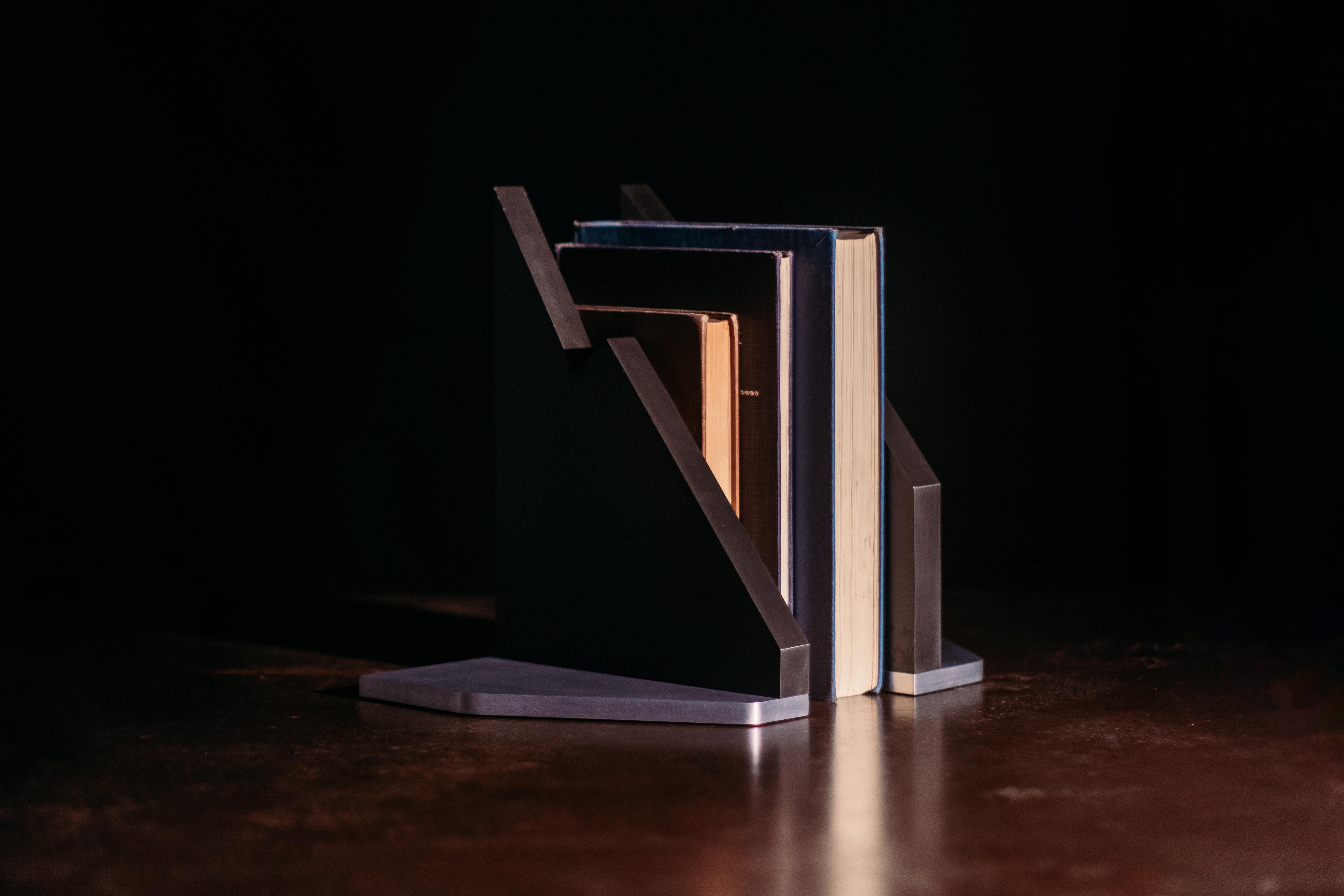 Serre-livres sculpturaux modernes en acier et aluminium en vente 4