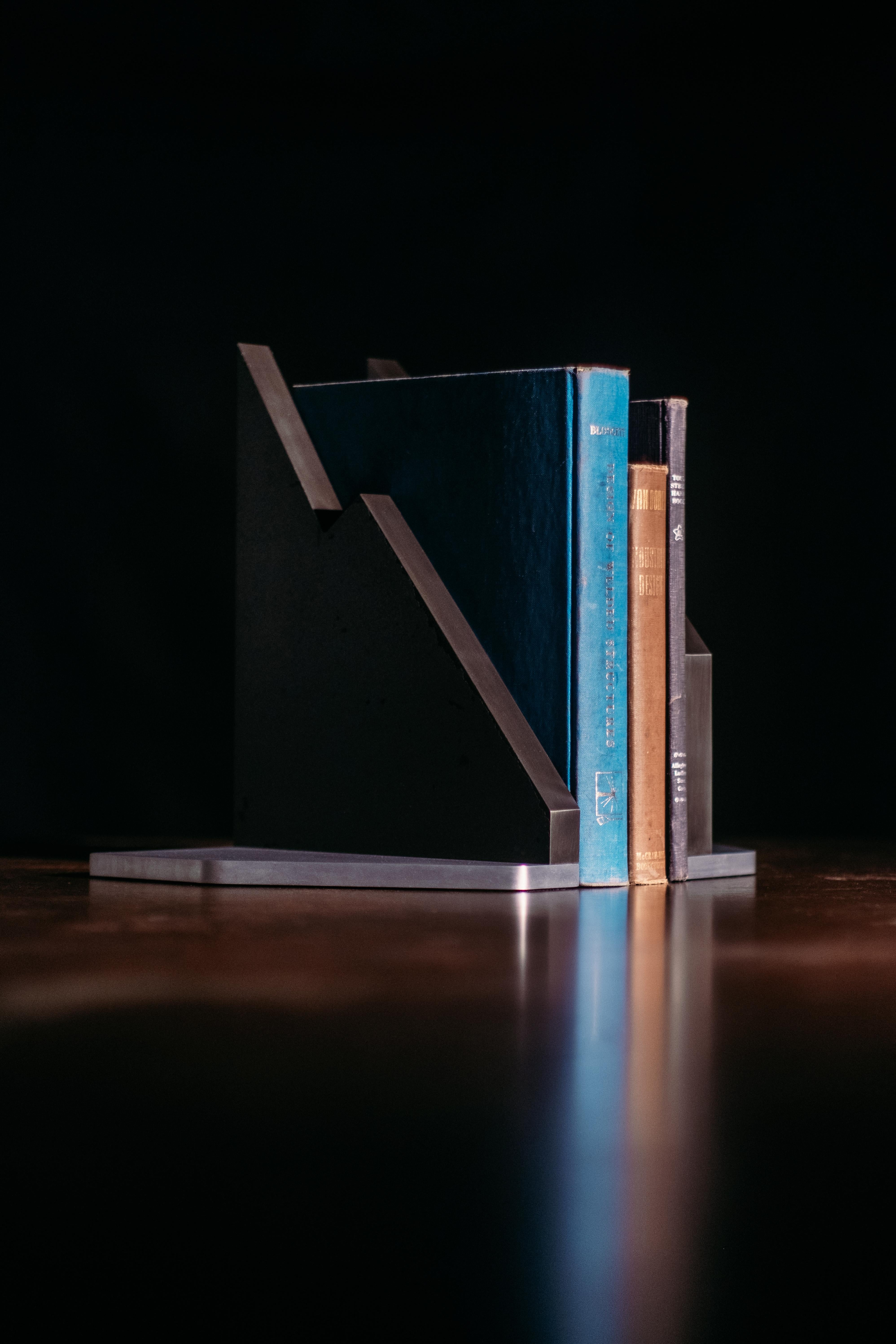 Serre-livres sculpturaux modernes en acier et aluminium en vente 5