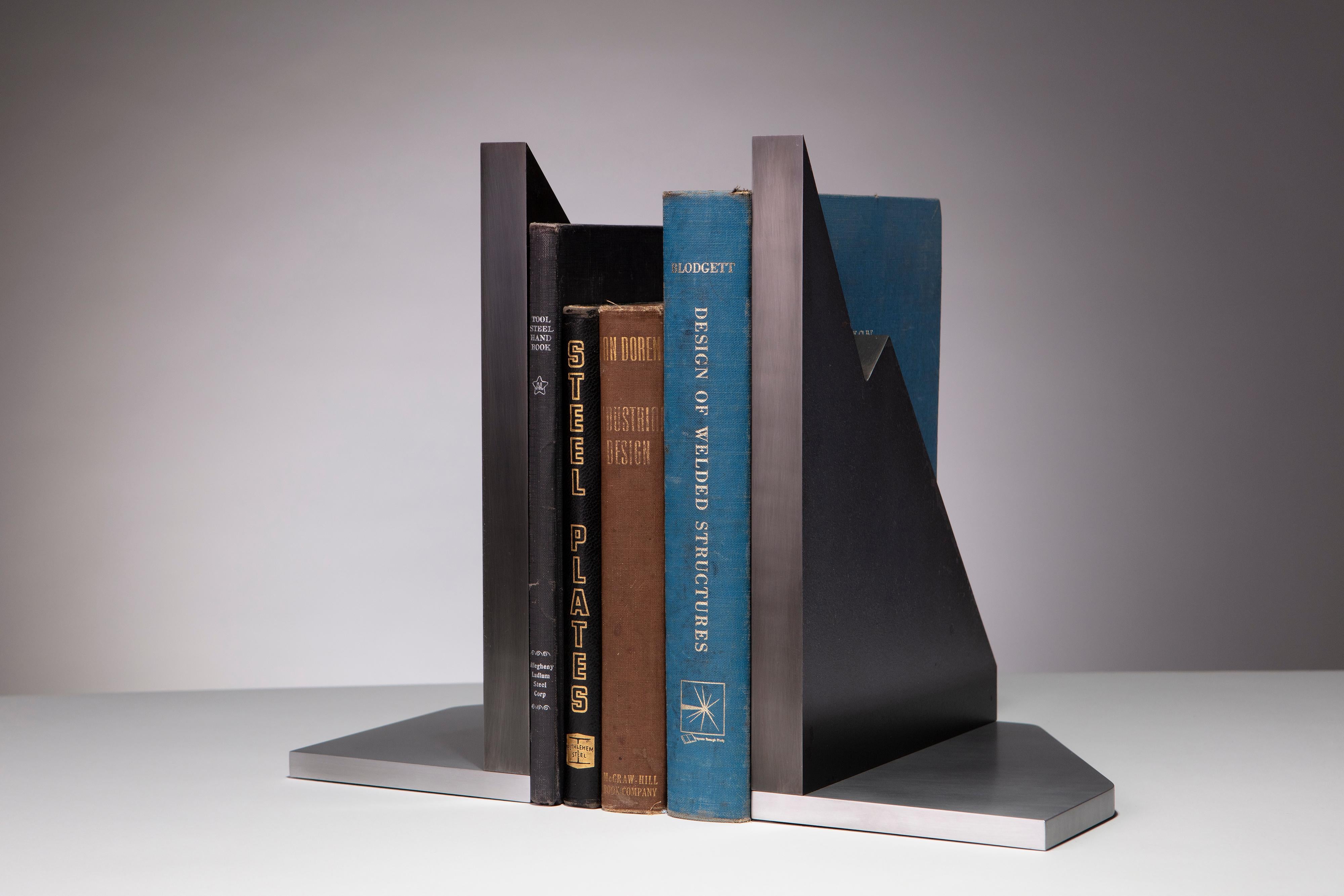 Patiné Serre-livres sculpturaux modernes en acier et aluminium en vente