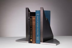 Sujetalibros escultórico moderno de acero y aluminio