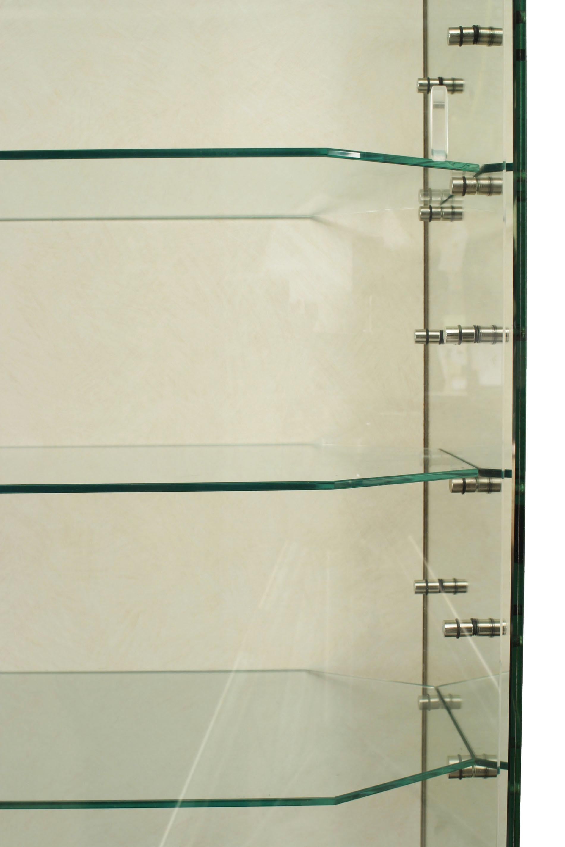 Moderne Glasvitrine mit Stahl- und Glasbeschlägen und 2 großen Glasschiebetüren mit 8 Glasböden über einem ebonisierten Sockel mit 2 Schiebetüren. (verkabelt mit Beleuchtung).
