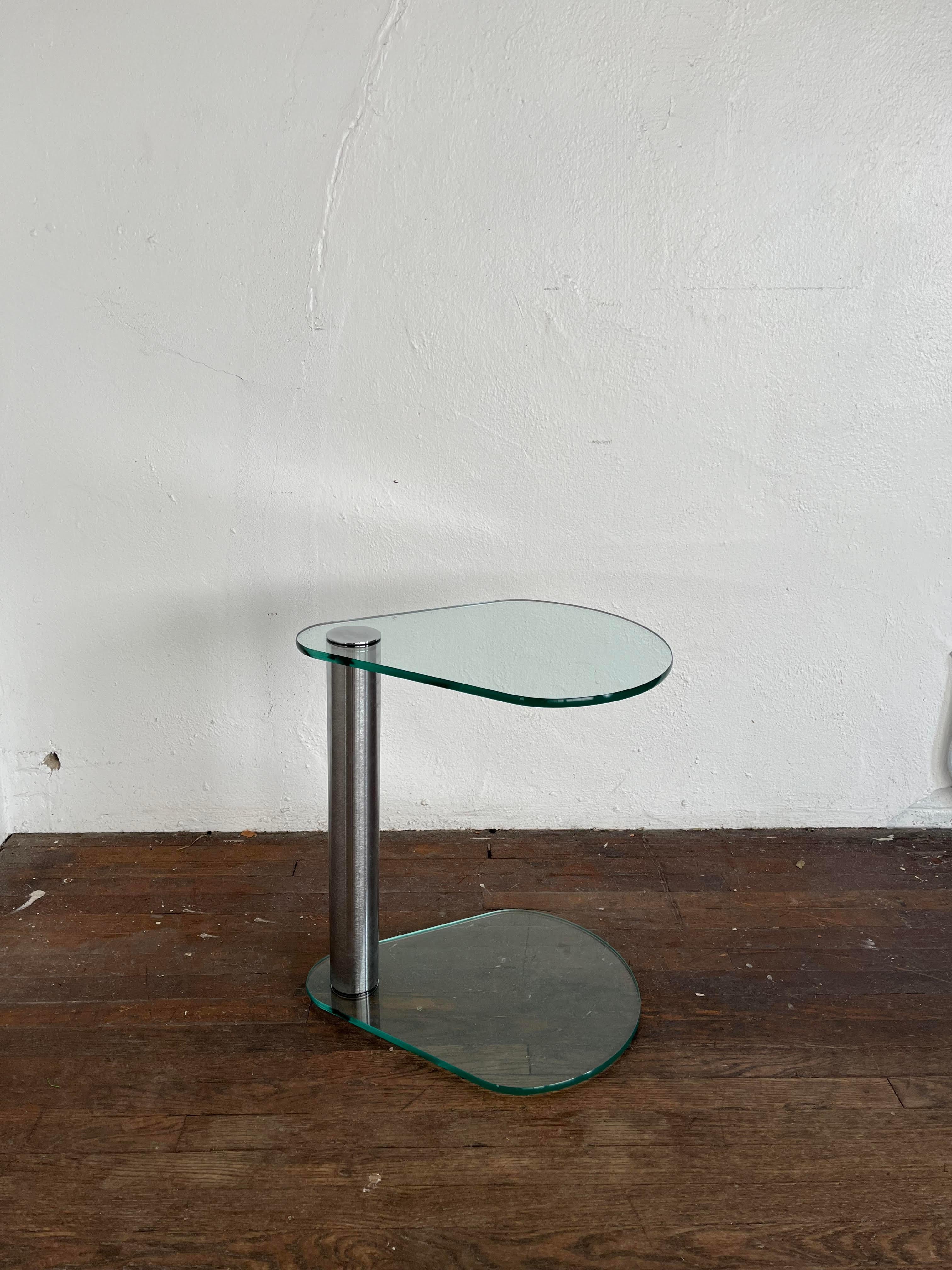 Perfect modern brushed steel and glass side table. Glass base and top in teardrop shape with brushed steel tubular leg. Capped with steel disc.
Curbside to NYC/Philly $300