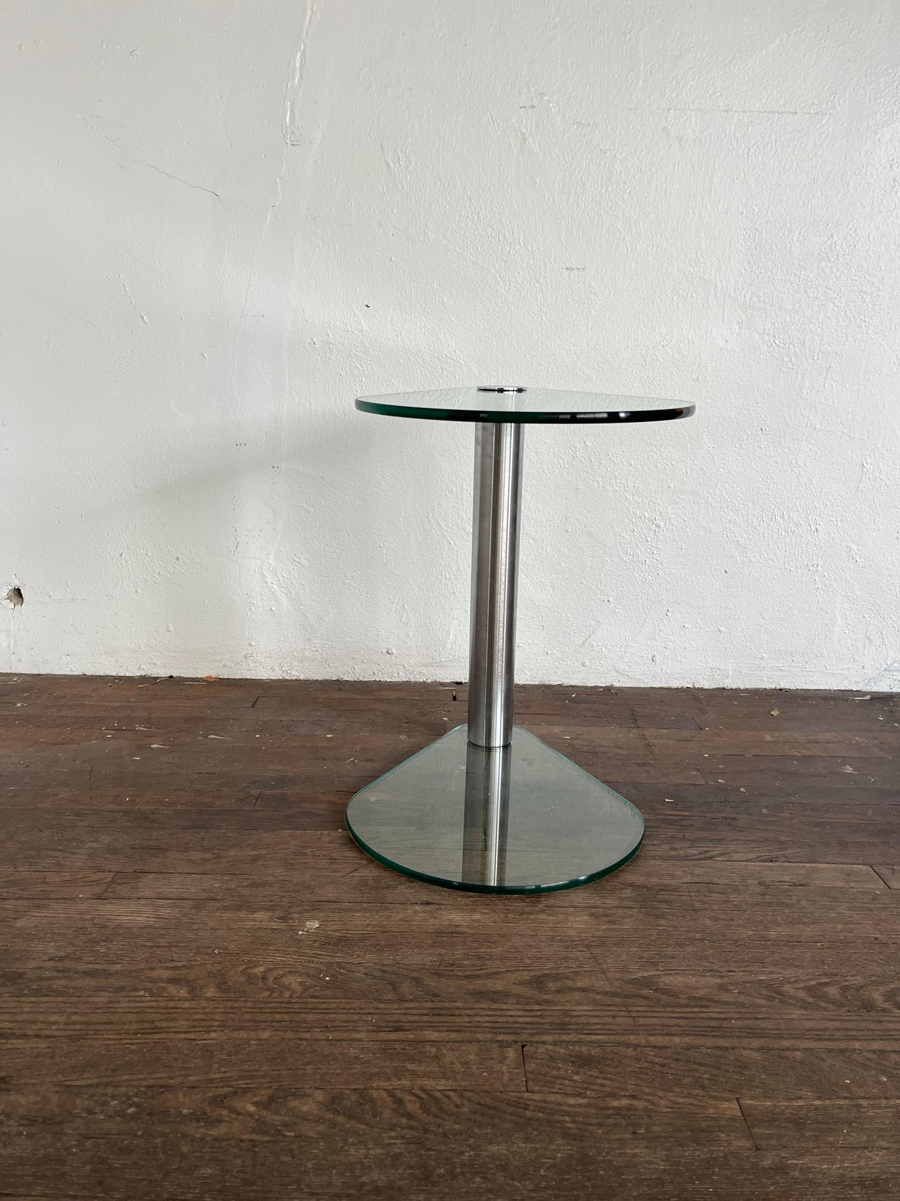 Moderne Table d'appoint en acier et verre Leon Rosen en vente