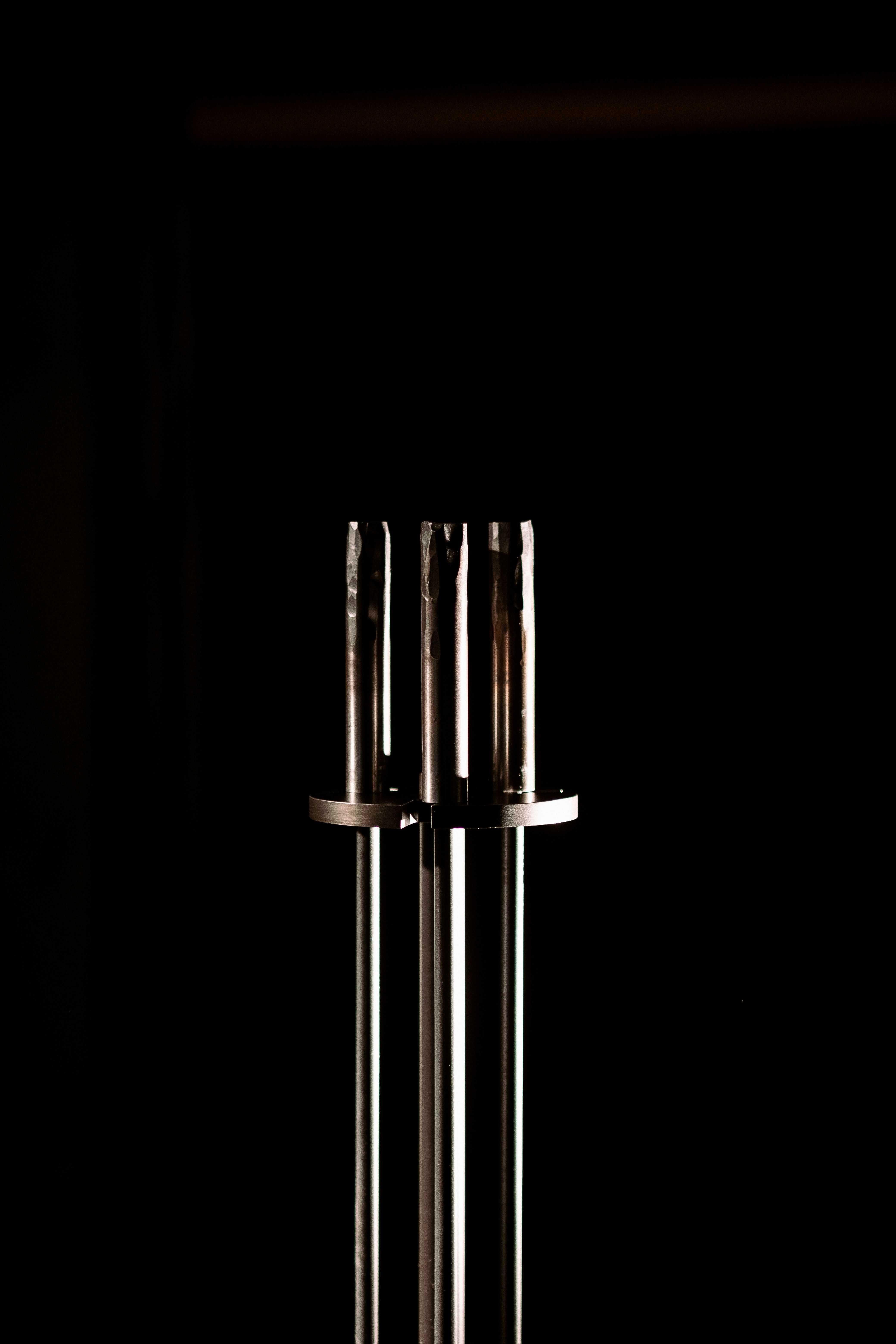 Un set di utensili per caminetto in acciaio unico e contemporaneo, realizzato in acciaio laminato a caldo patinato con manici in acciaio inossidabile forgiato. Questo set unico nel suo genere è un'aggiunta elegante a qualsiasi casa moderna.

