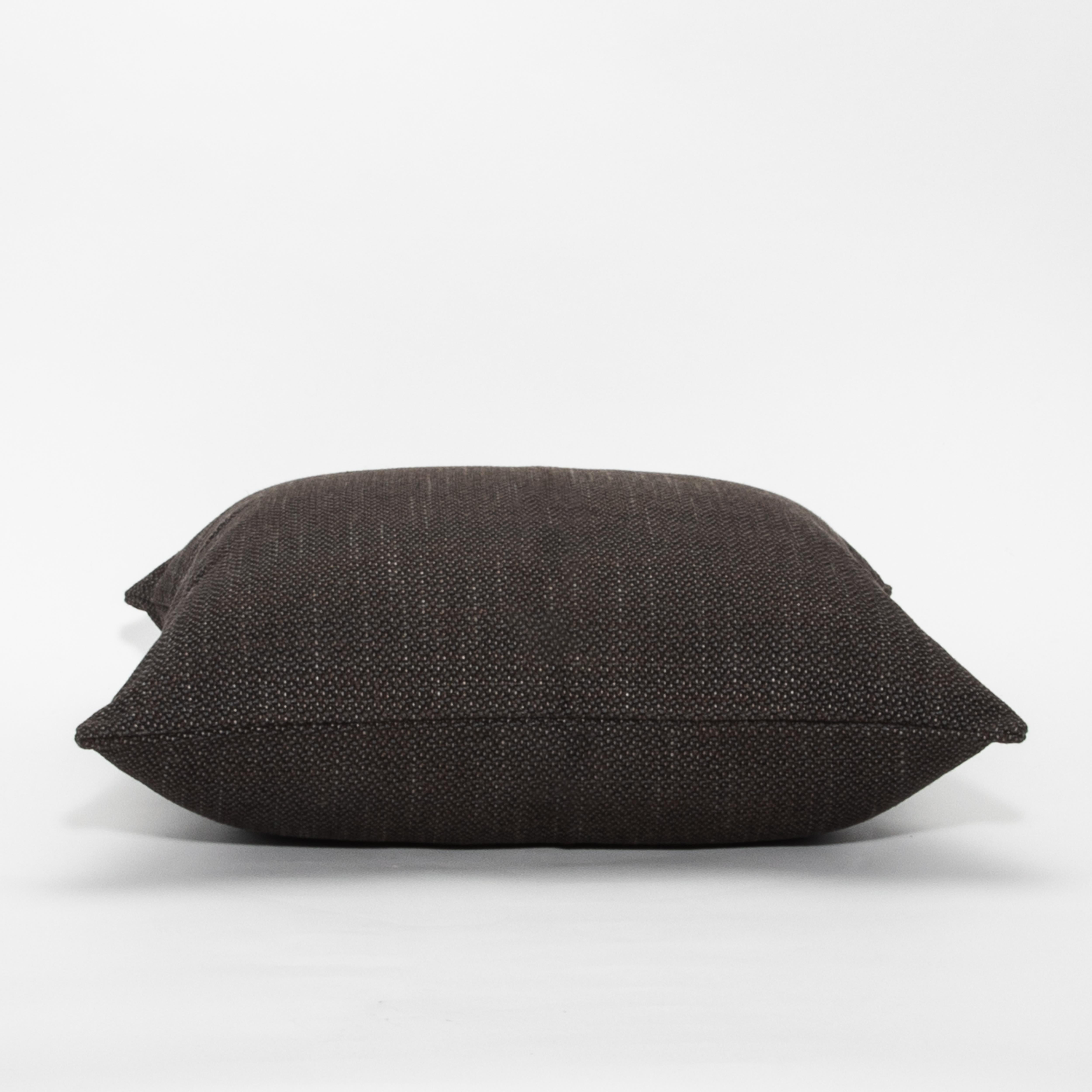 Le coussin décoratif moderne gris acier de MOGUL incarne le luxe discret et l'artisanat raffiné. Mesurant 22 x 22 pouces, ces coussins présentent un ton gris acier sophistiqué obtenu grâce à un mélange de coton et de lin tissés de haute qualité,