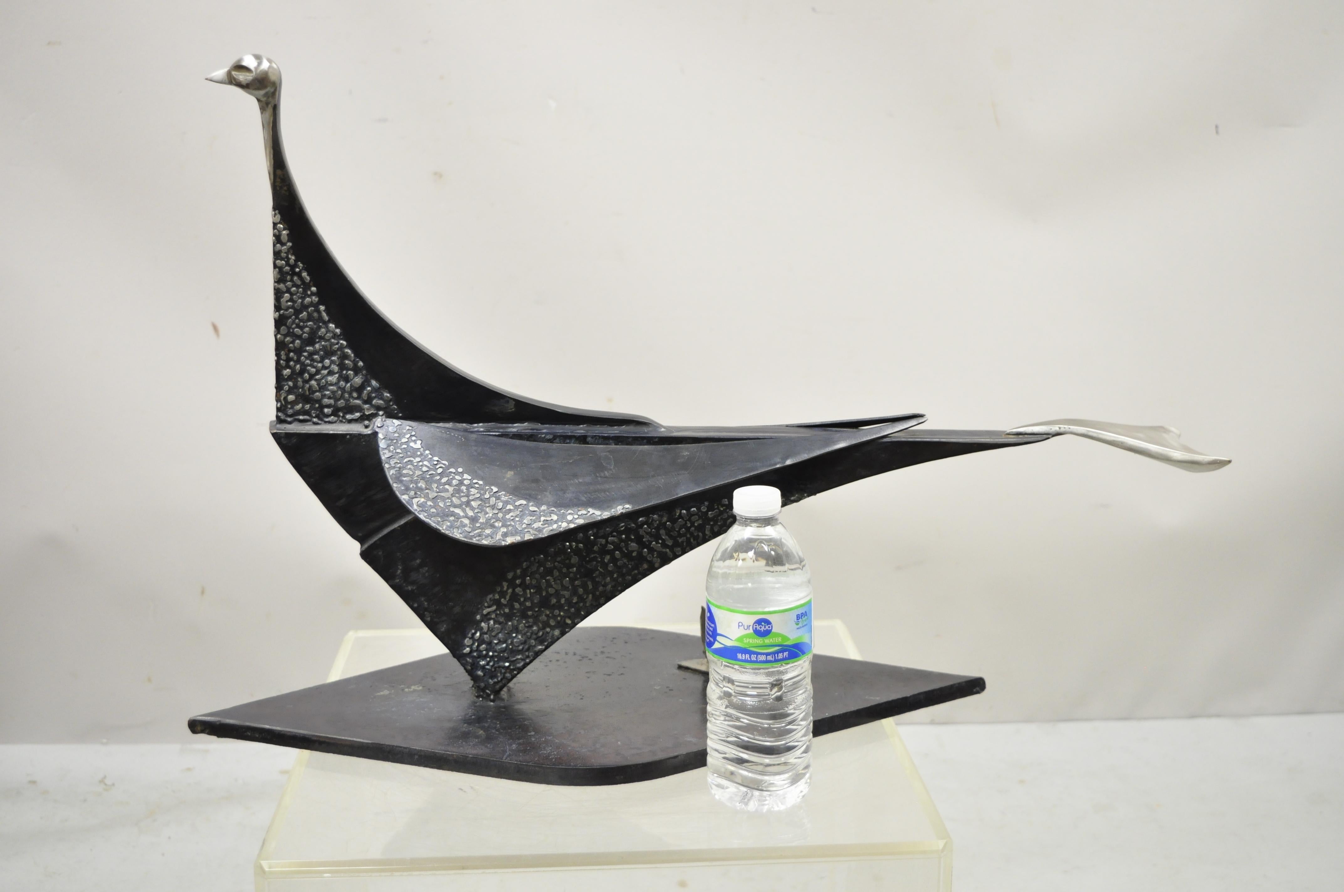 Métal moderne en acier Brutalist grande sculpture d'oiseau de 28 pouces Artist metalwork. Cet article se caractérise par une qualité et un travail du métal étonnants. Il pèse environ 50 livres. Non signé et artiste inconnu. Vers la fin du 20e